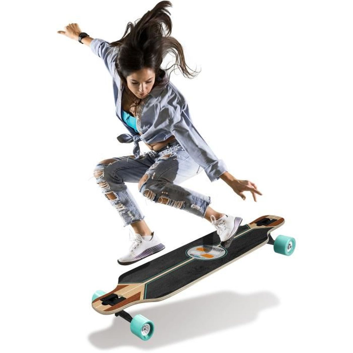 Femme faisant du skateboard, en l'air. Elle porte un jean bleu déchiré et des chaussures blanches.