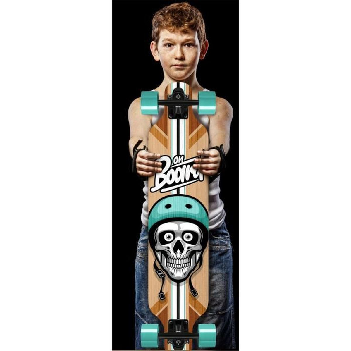 Un garçon tient un longboard avec un motif de crâne.