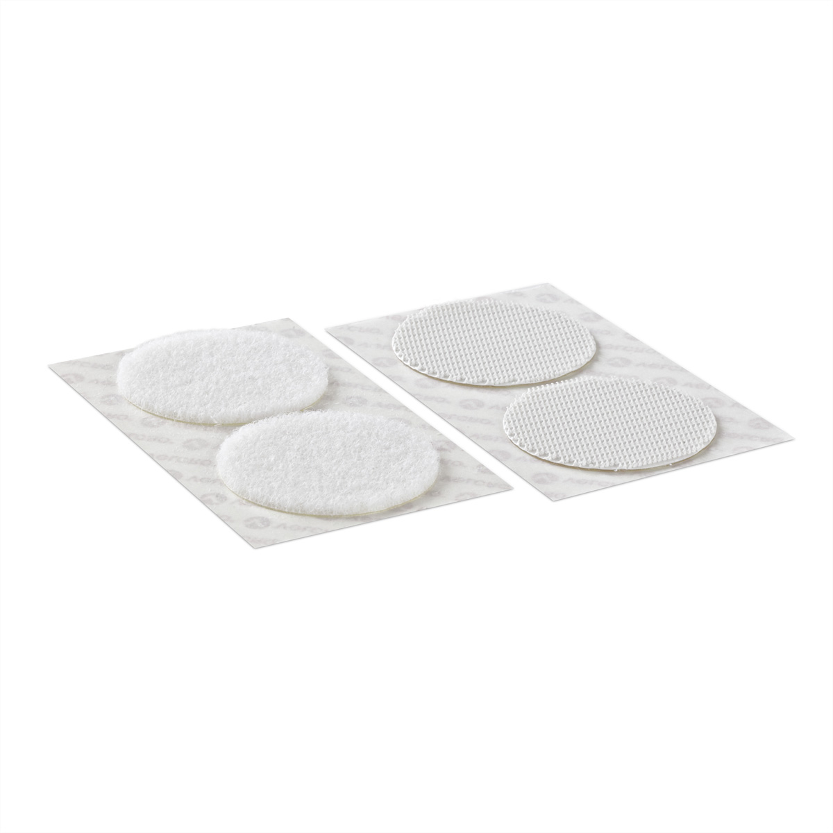 Zwei Paare weißer, kreisförmiger selbstklebender Klettpads auf weißem Hintergrund. Ein Satz ist auf einer Unterlage.