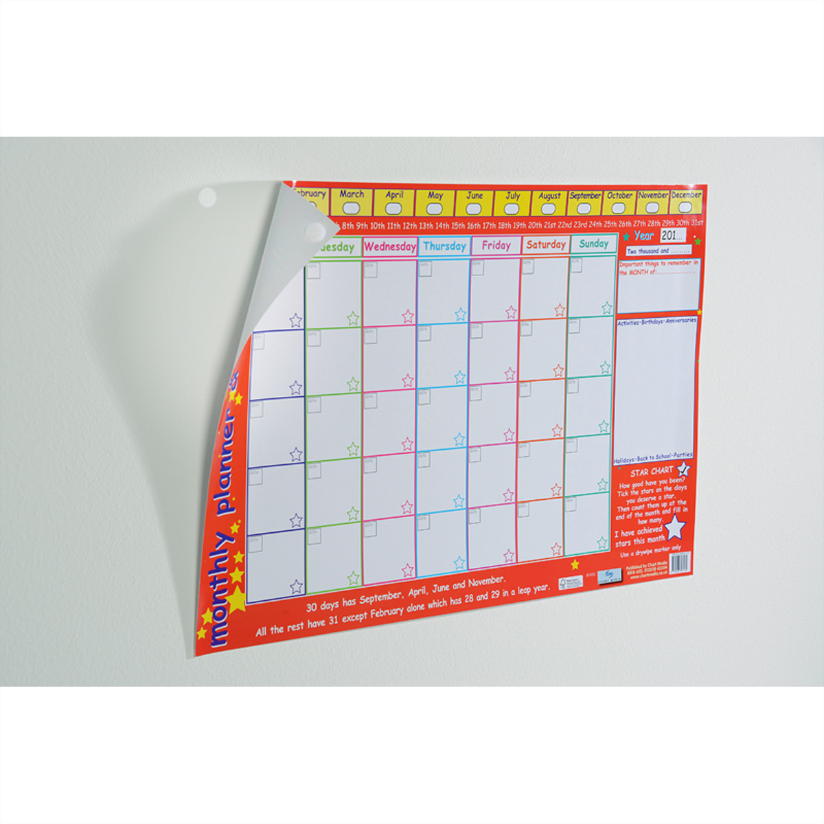 Weiße Wand mit einem monatlichen Planerkalender, der Tage, Daten und Notizfelder zeigt.