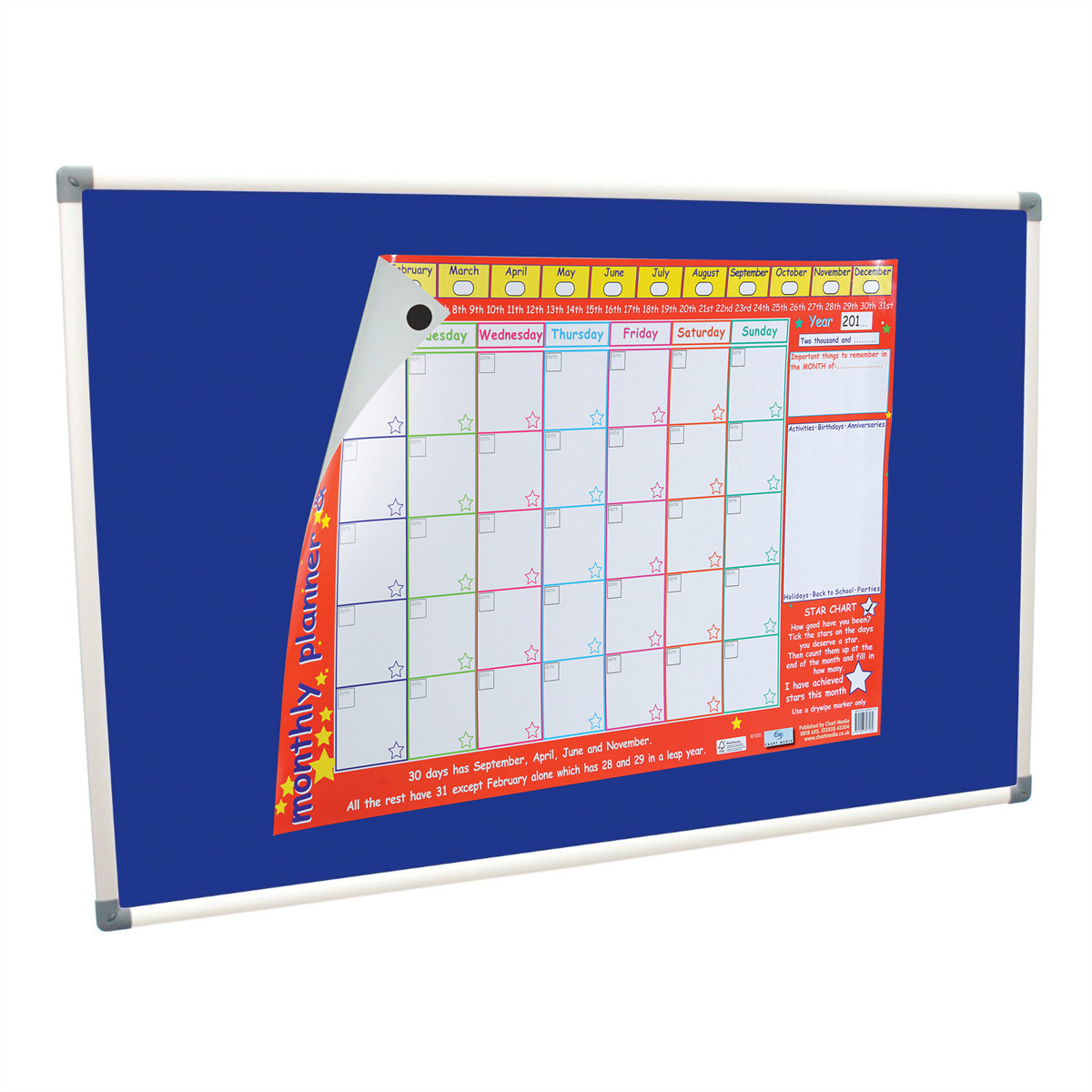 Eine blaue Whiteboard-Tafel mit einem Kalender, der Titel des Monatsplaners ist sichtbar.