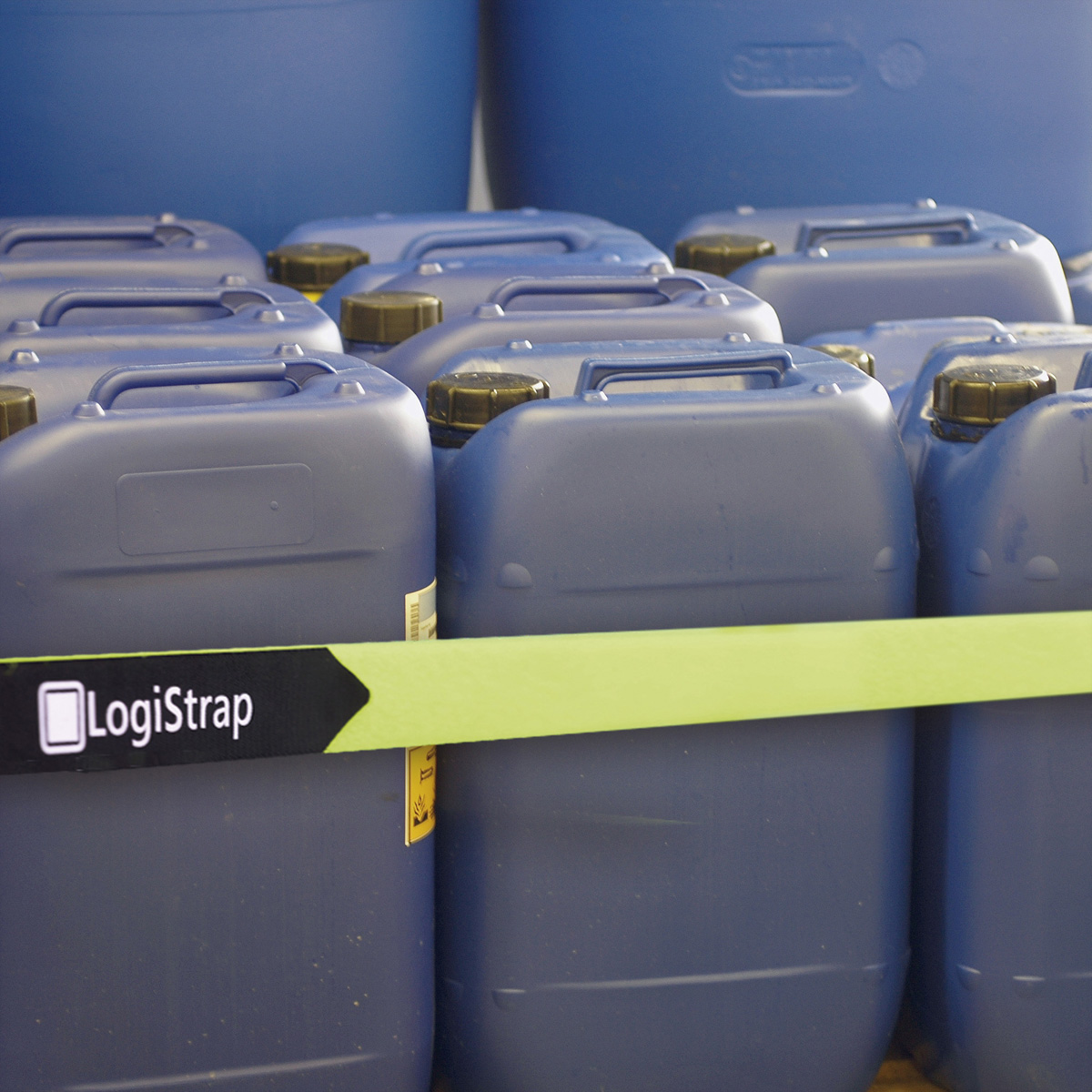 Contenitori di plastica blu con coperchi neri, impilati. È visibile un LogiStrap giallo.