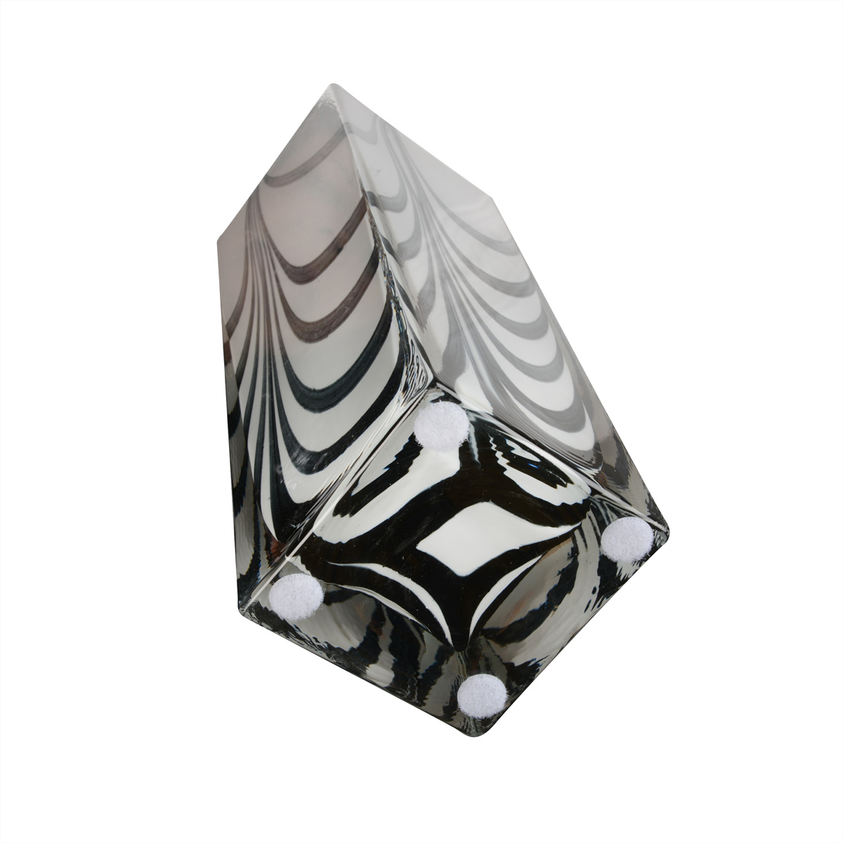 Moderne schwarz-weiß gestreifte Vase mit weißen Filzfüßen am Boden.