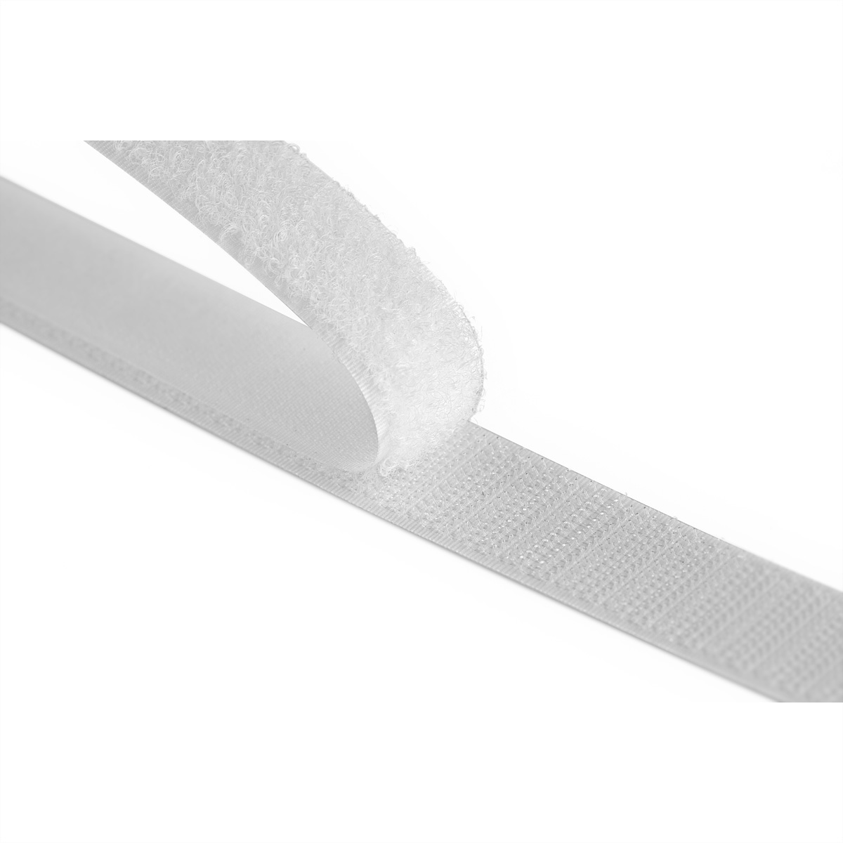 Una chiusura in velcro bianca, parzialmente aperta.