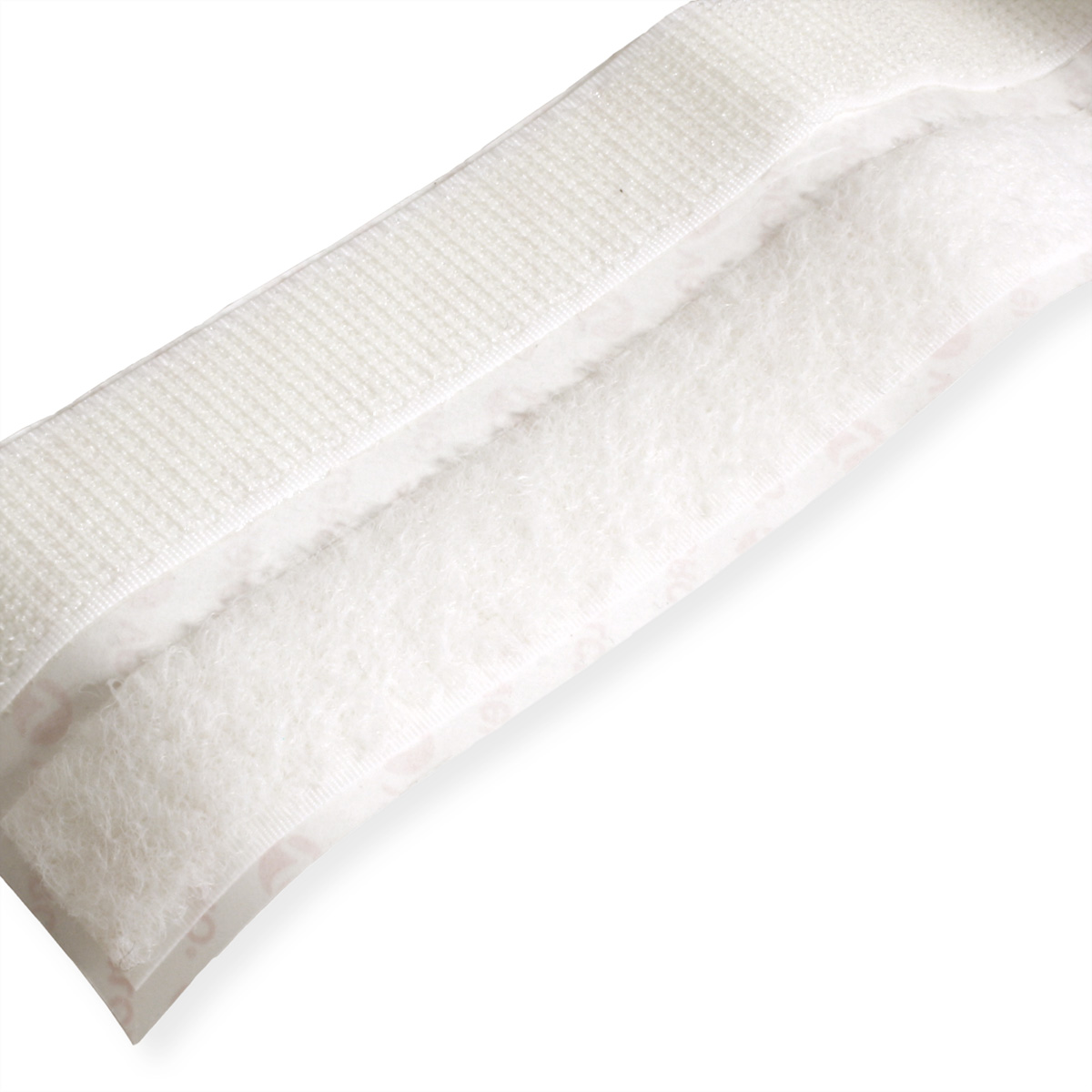 Assorbente bianco con superficie testurizzata e fibre morbide, isolato su bianco.