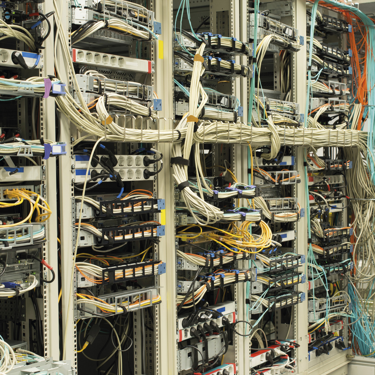 Rack server pieno di cavi e apparecchiature, un data center di rete. Molti cavi e connessioni.