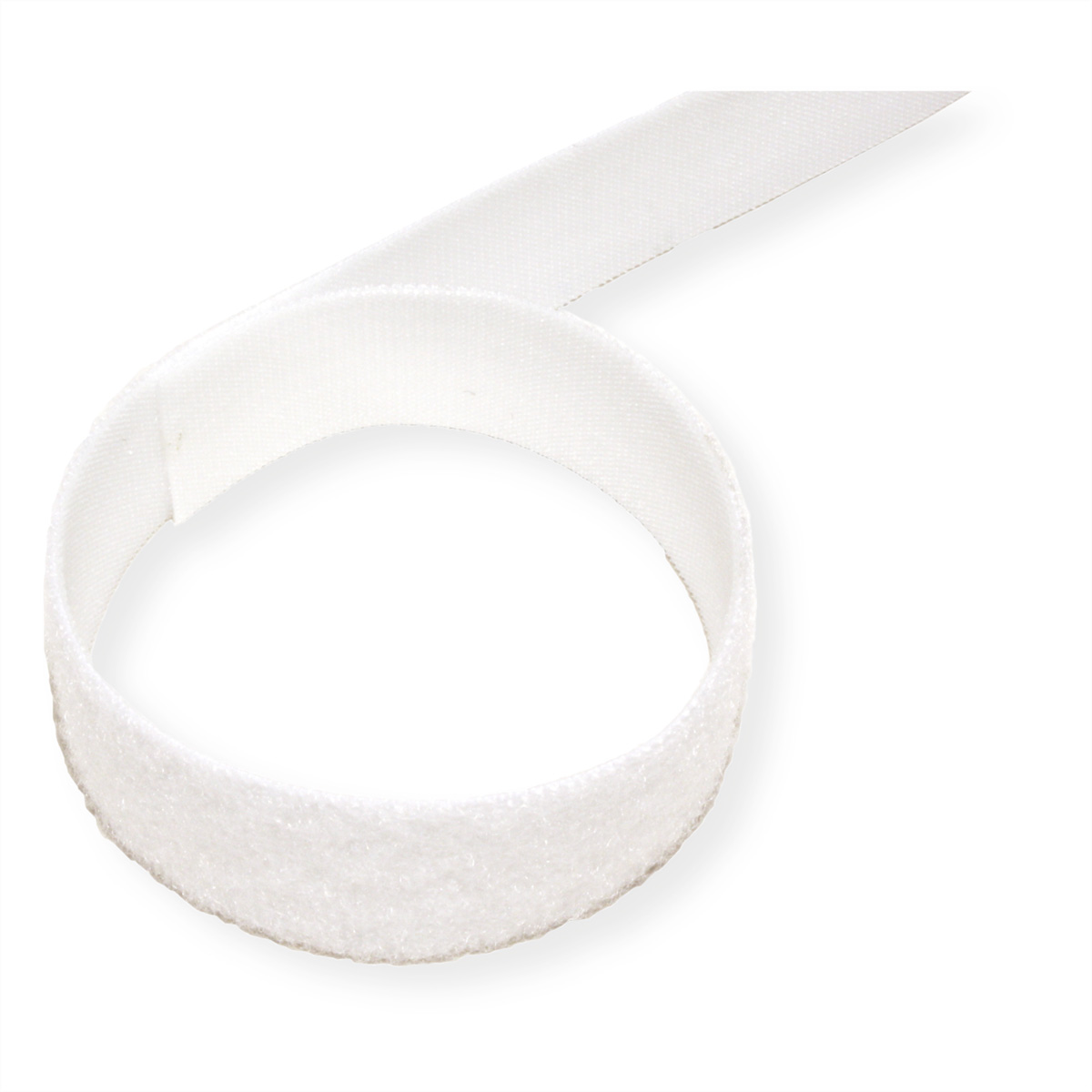 Un cinturino in velcro bianco, arrotolato a forma di anello, appoggiato su una superficie bianca, su sfondo bianco.