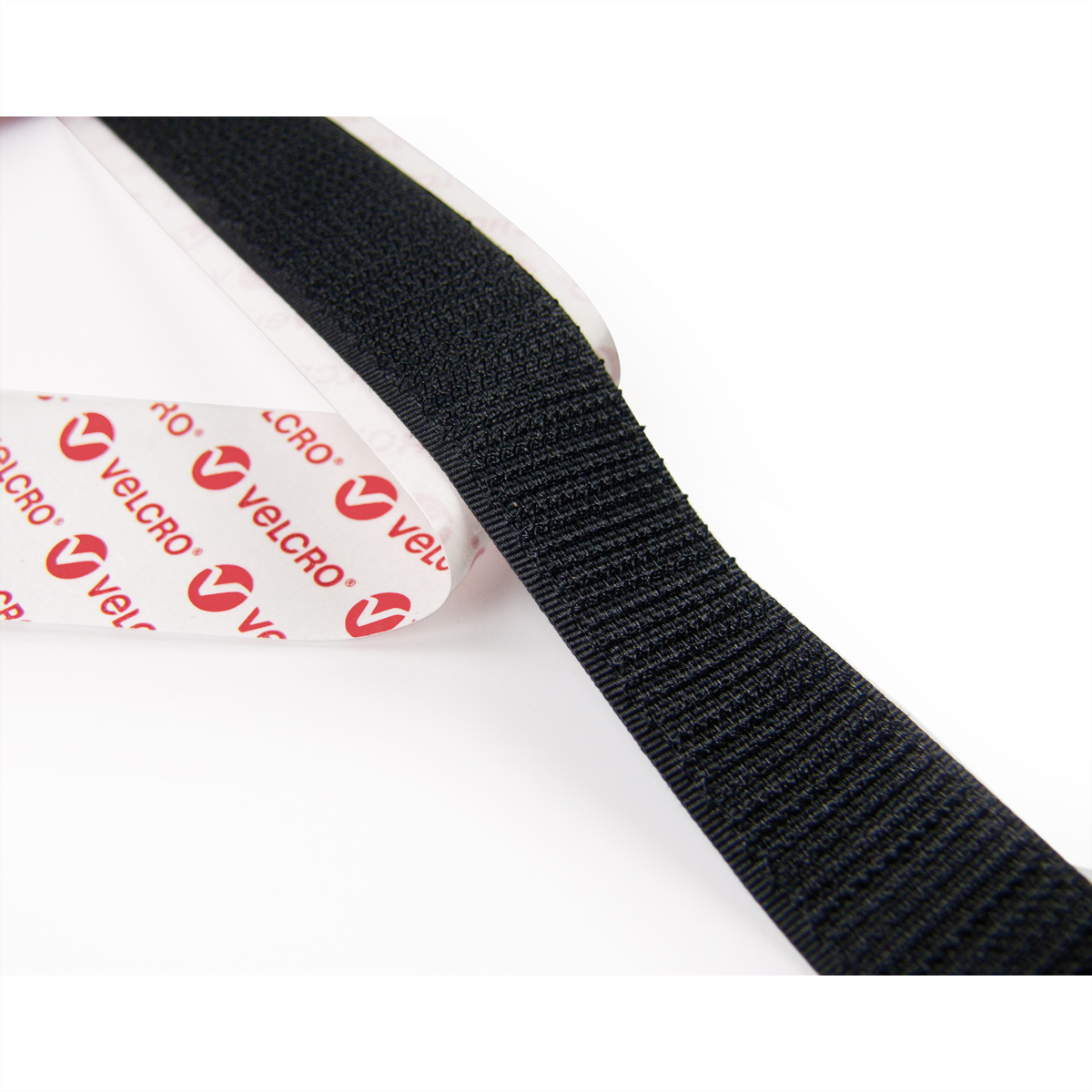 Nastro in velcro nero con logo VELCRO rosso sul retro adesivo.