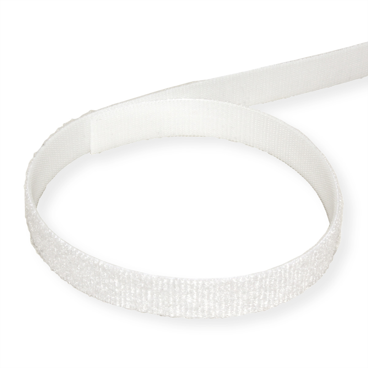 Cinturino in velcro bianco arrotolato. Il cinturino è su una superficie bianca.