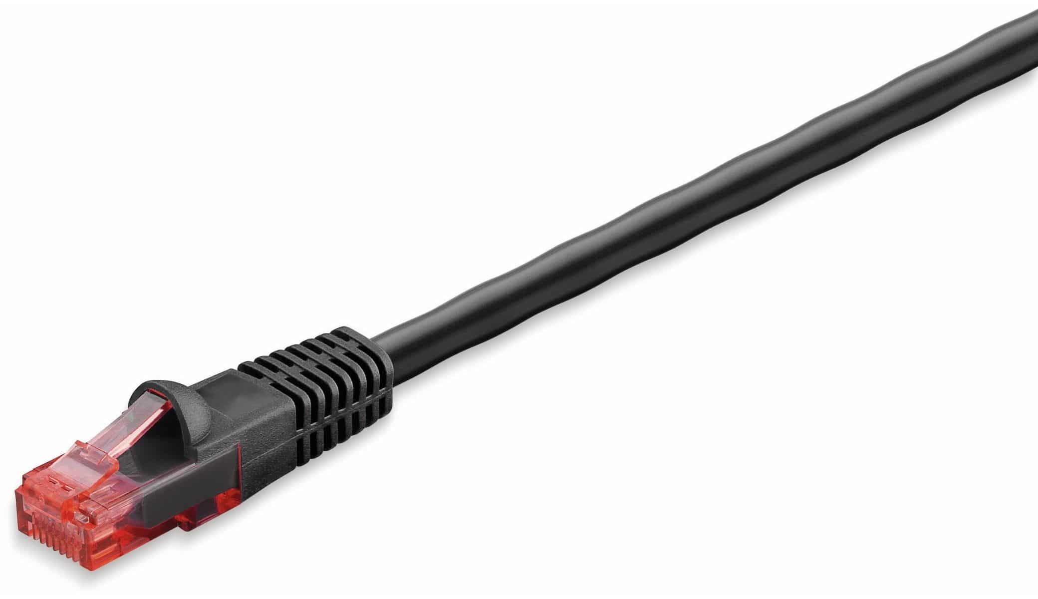 Czarny kabel Ethernet z czerwonym złączem, zbliżenie na białym tle.