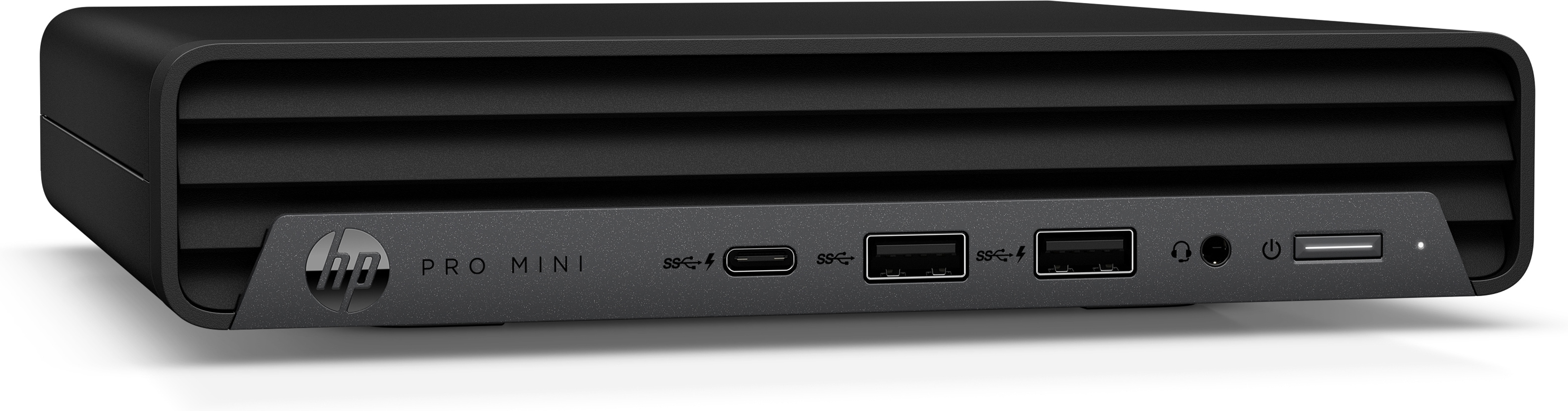 Un mini computer desktop nero con un pannello di porte. Ha porte USB e audio e il logo HP.