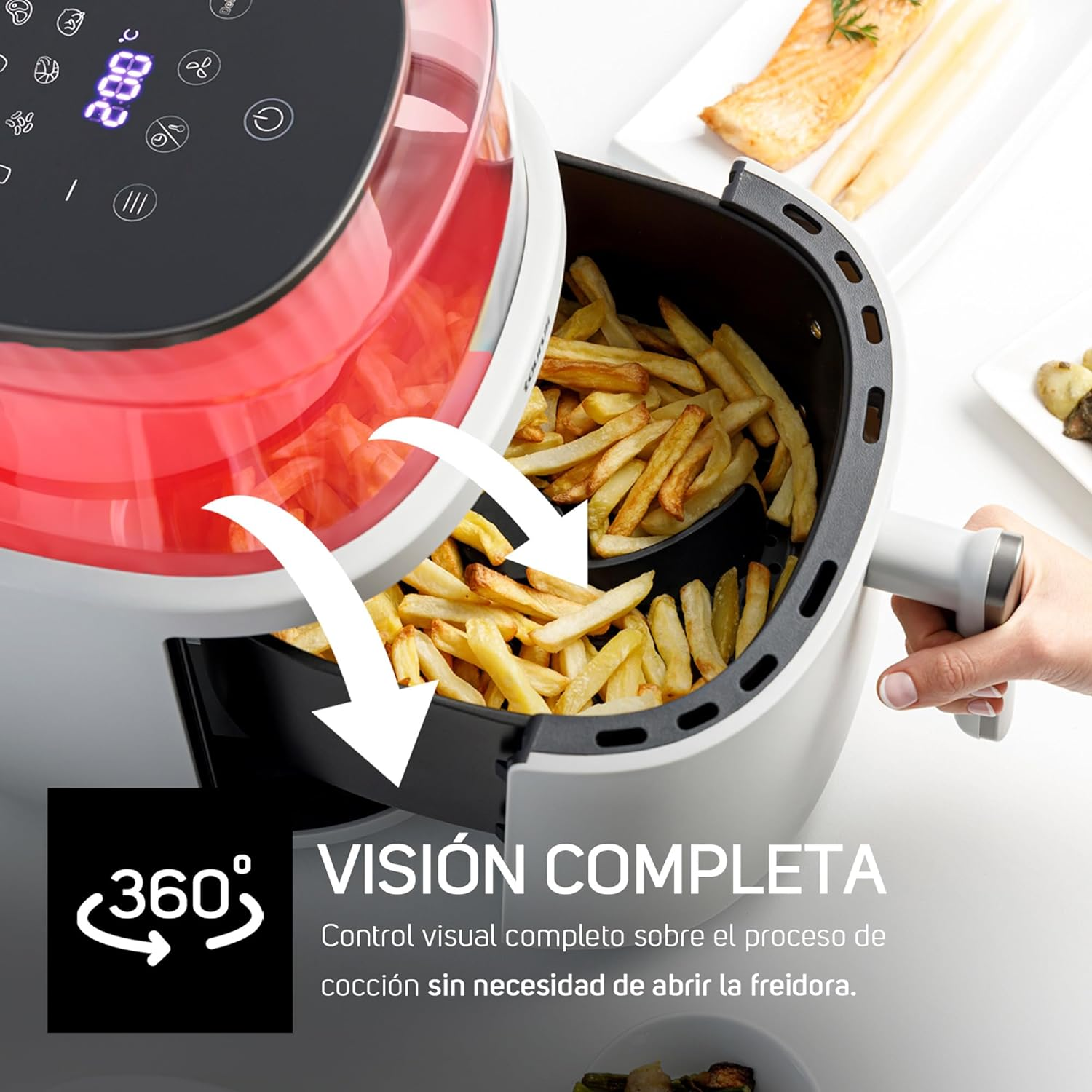 Freidora de aire con papas fritas adentro. Una mano sostiene el mango. El texto muestra una visión de 360°.