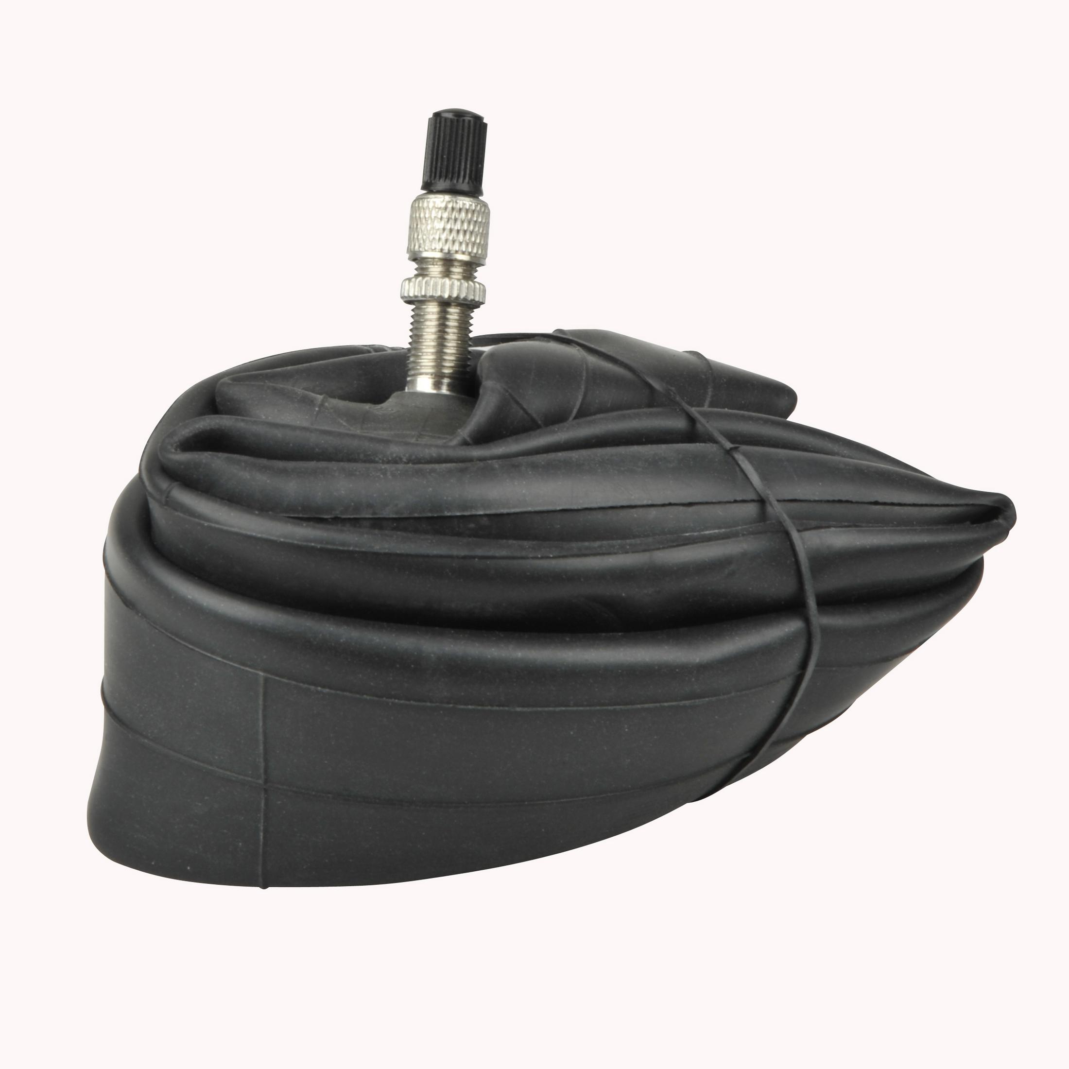 Czarna napompowana dętka rowerowa z zaworem. Jest zabezpieczona czarną opaską.