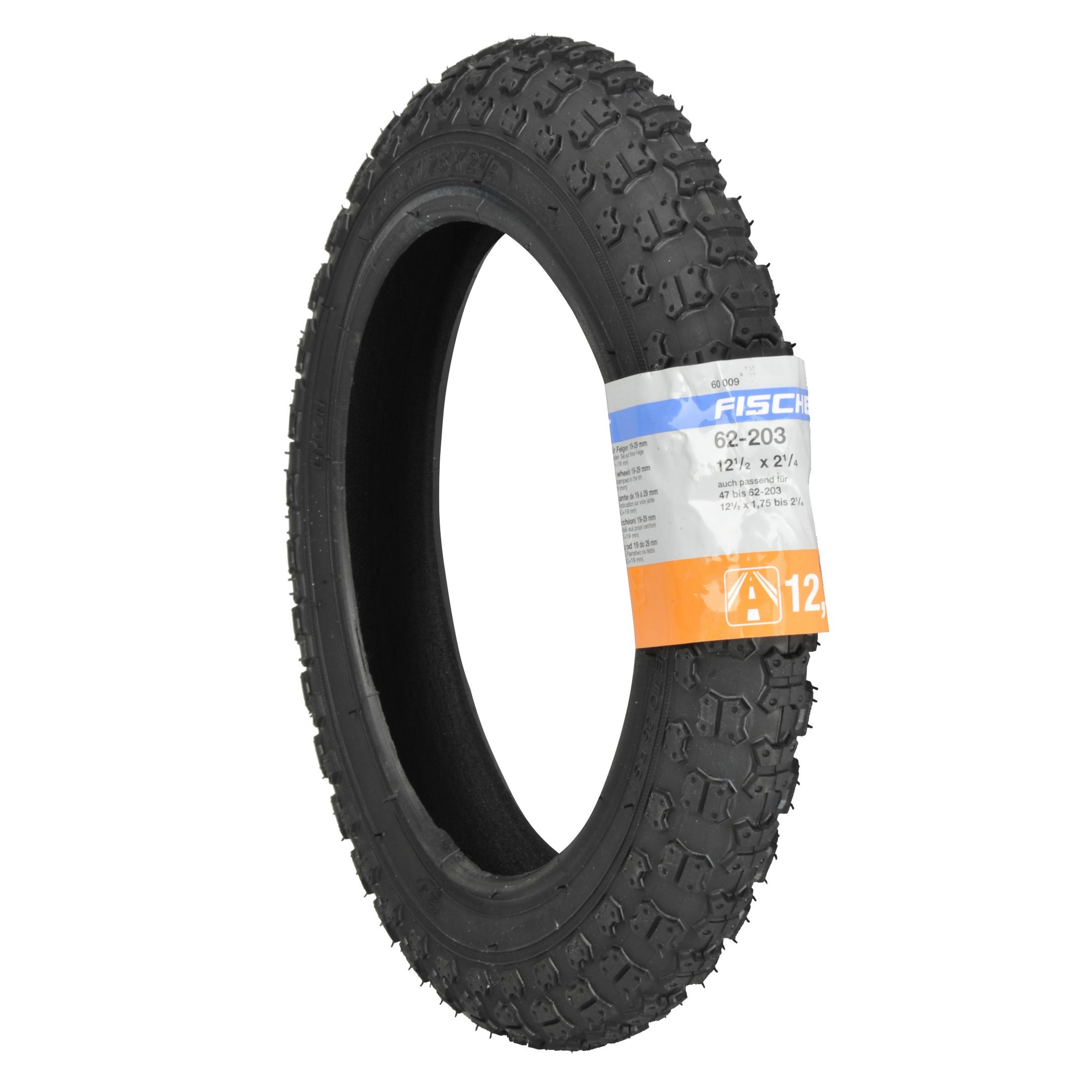 Czarna opona rowerowa z bieżnikiem, nieużywana. Papierowa opaska z marką i rozmiarem. Białe tło.