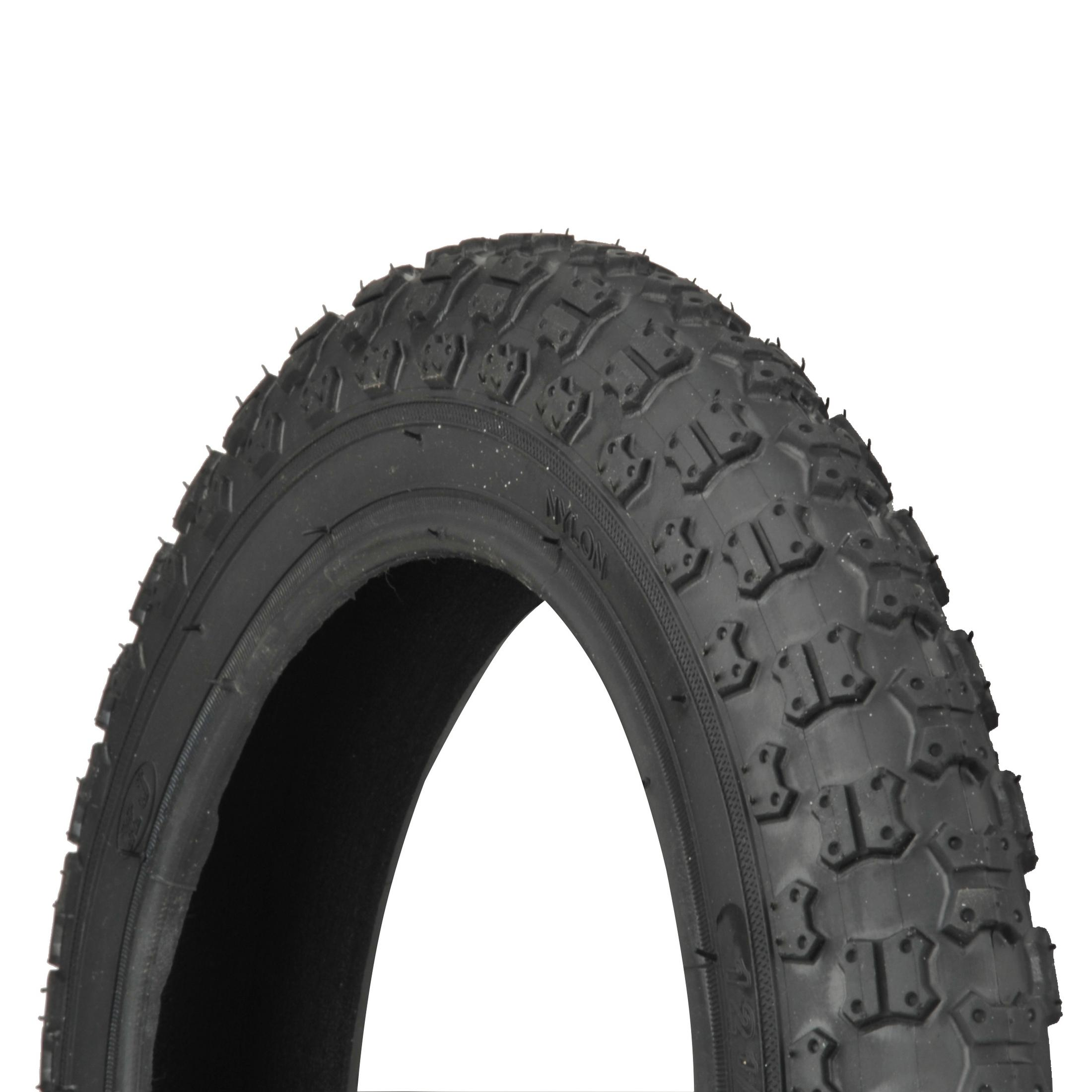 Czarna opona rowerowa. Opona ma wzór bieżnika i jest na białym tle.