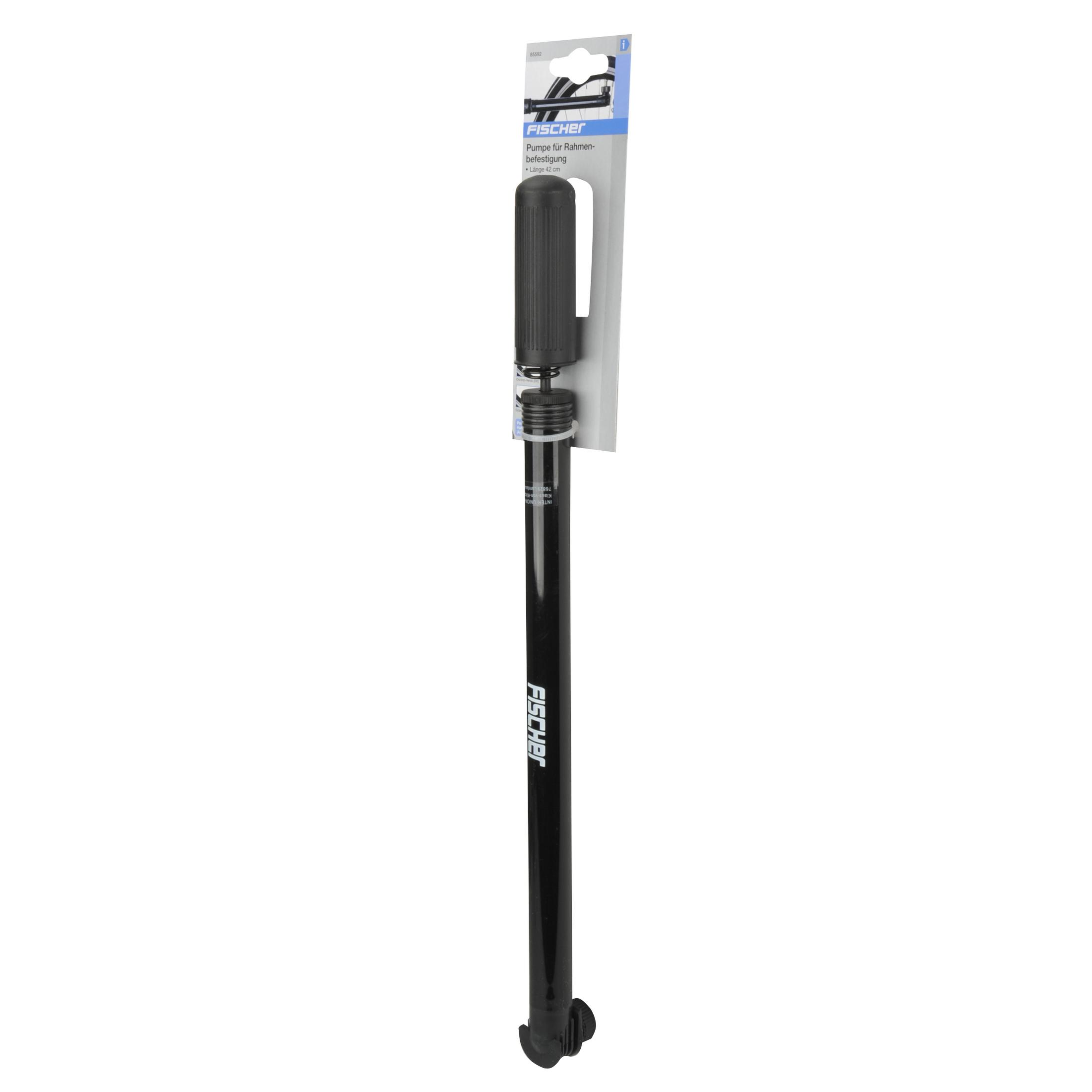 Eine Fahrradpumpe mit Griff und Manometer in Verpackung. Die Verpackung ist weiß mit schwarzem Text. Marke FISCHER.