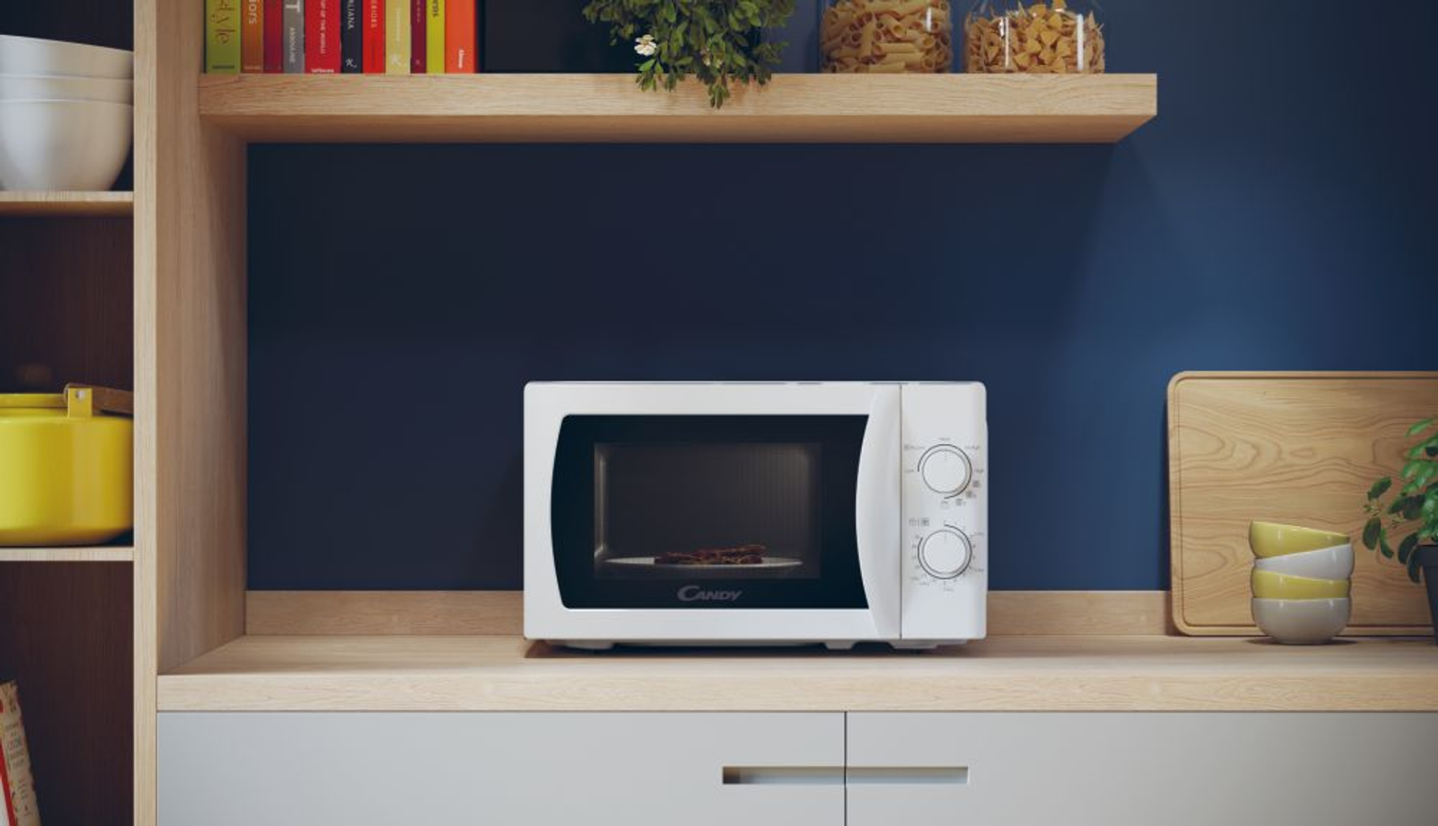 Forno a microonde bianco su un piano di lavoro in cucina. Logo Candy sul davanti.