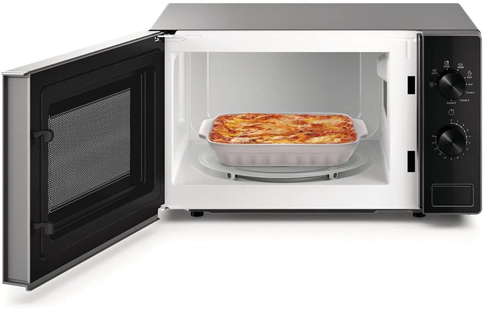 Microondas con la puerta abierta, dentro un plato de lasaña descansa sobre un plato de vidrio.