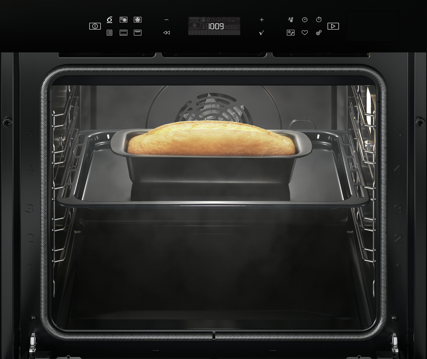 Dentro de un horno negro, una hogaza de pan en una bandeja.