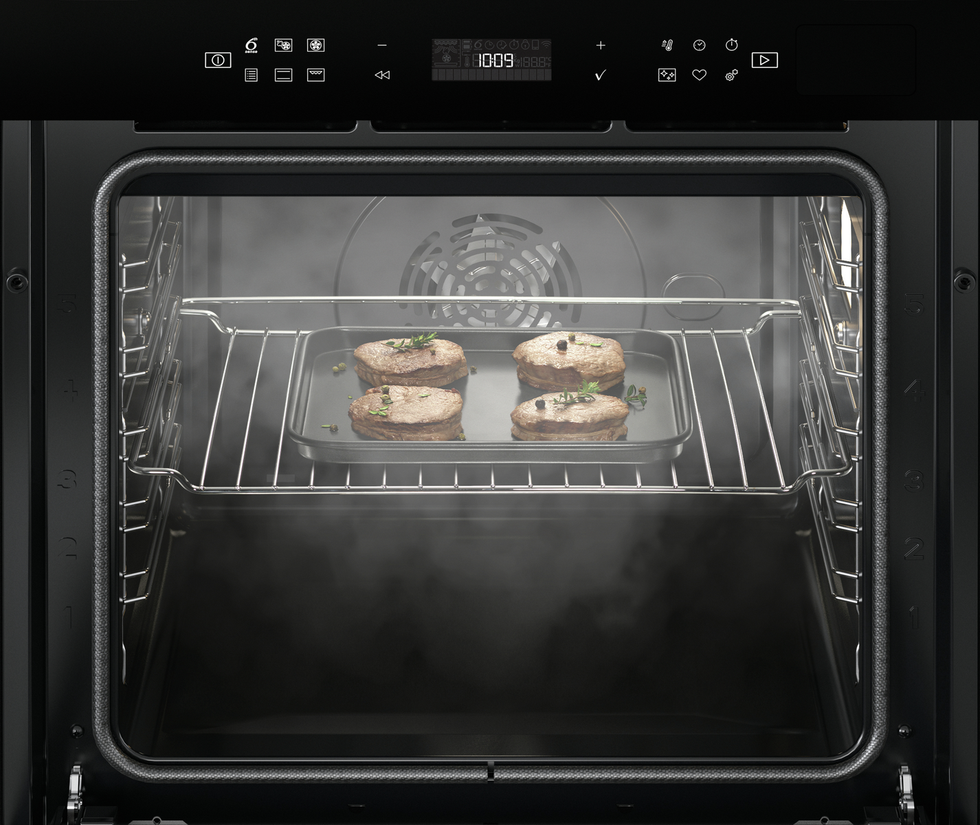 Dentro de un horno. Una bandeja con cuatro alimentos cocinados en el centro. El horno es oscuro.