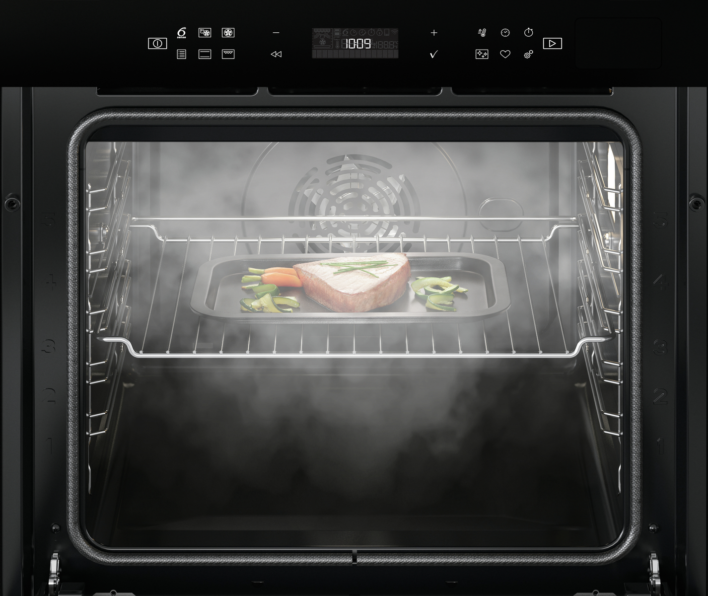 Dentro de un horno negro, una bandeja con comida se está cocinando. El vapor es visible. Las luces interiores están encendidas.