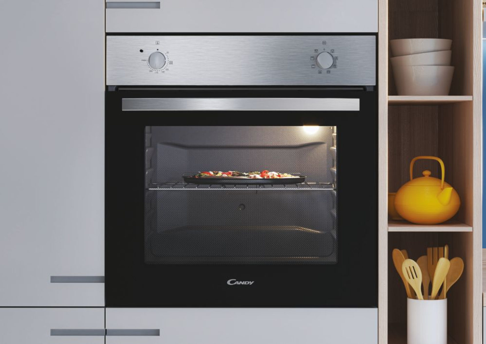Forno con cibo dentro. Armadi bianchi e mensole in legno.