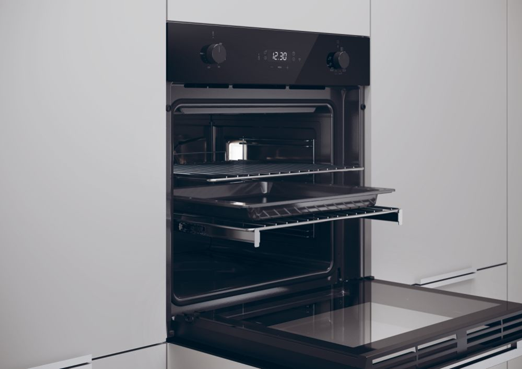 Forno nero, vista laterale, porta aperta, display con ora.
