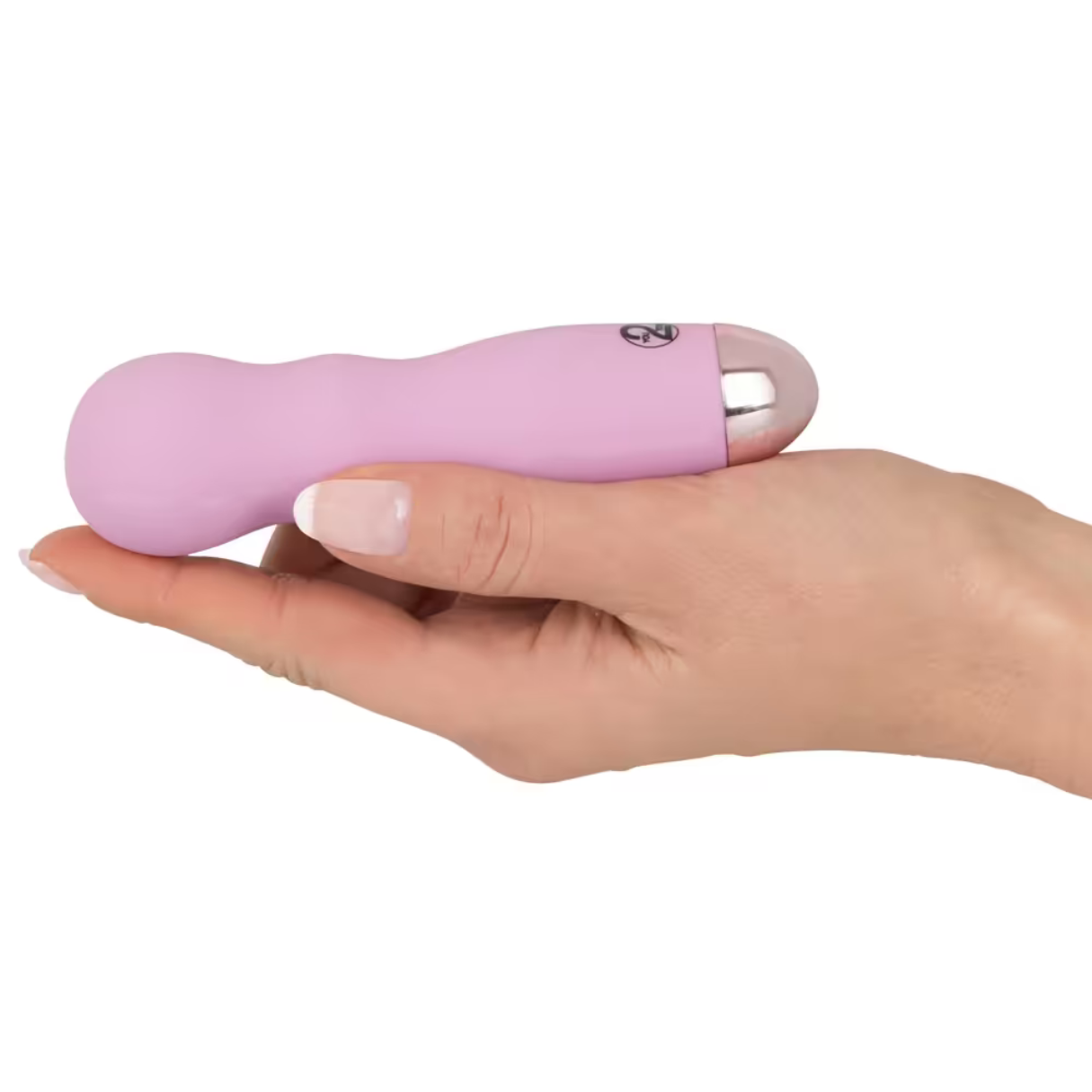 Eine Hand hält einen rosa Vibrator mit silberner Spitze. Der Hintergrund ist schlicht weiß.