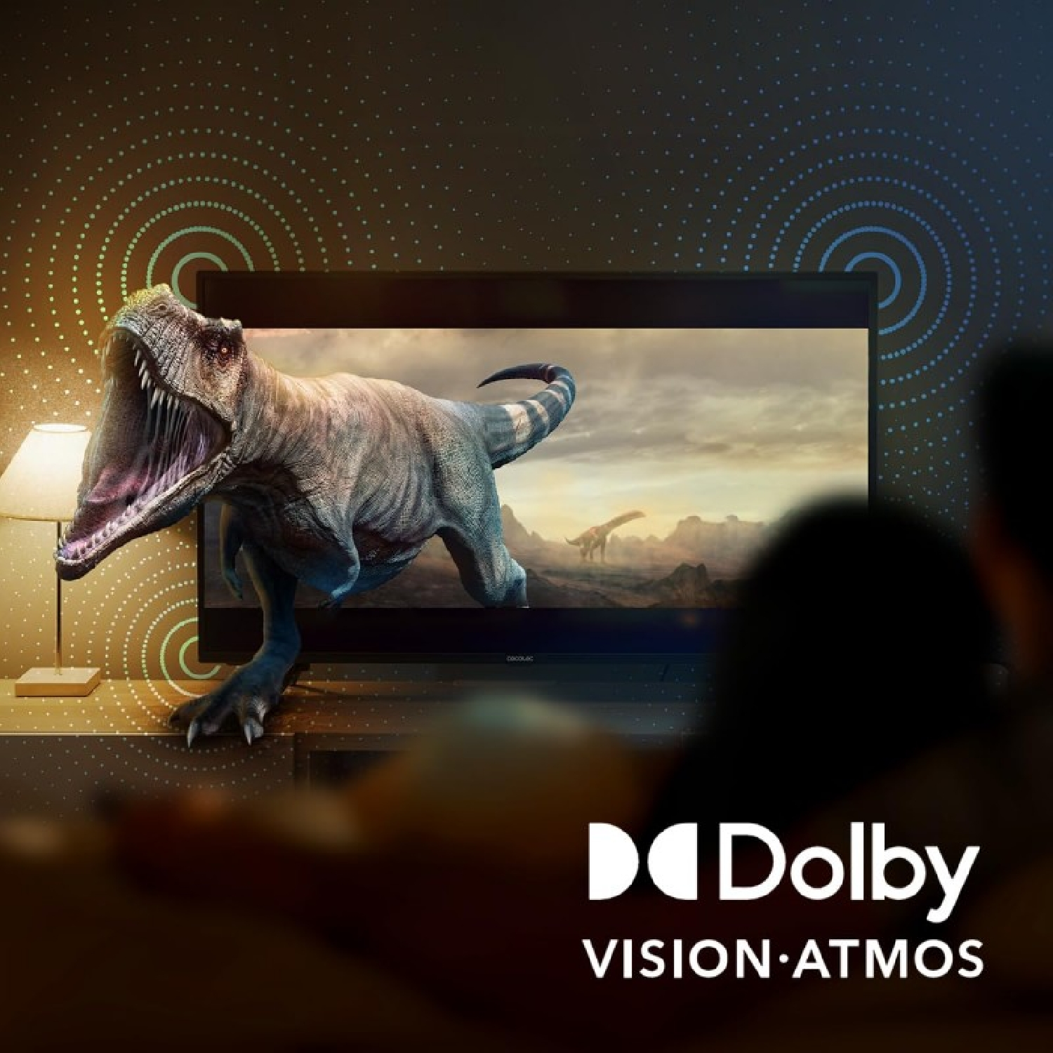 Una pantalla de TV muestra una escena de dinosaurios de una película. La escena es en una habitación oscura. Logotipo Dolby Vision Atmos.