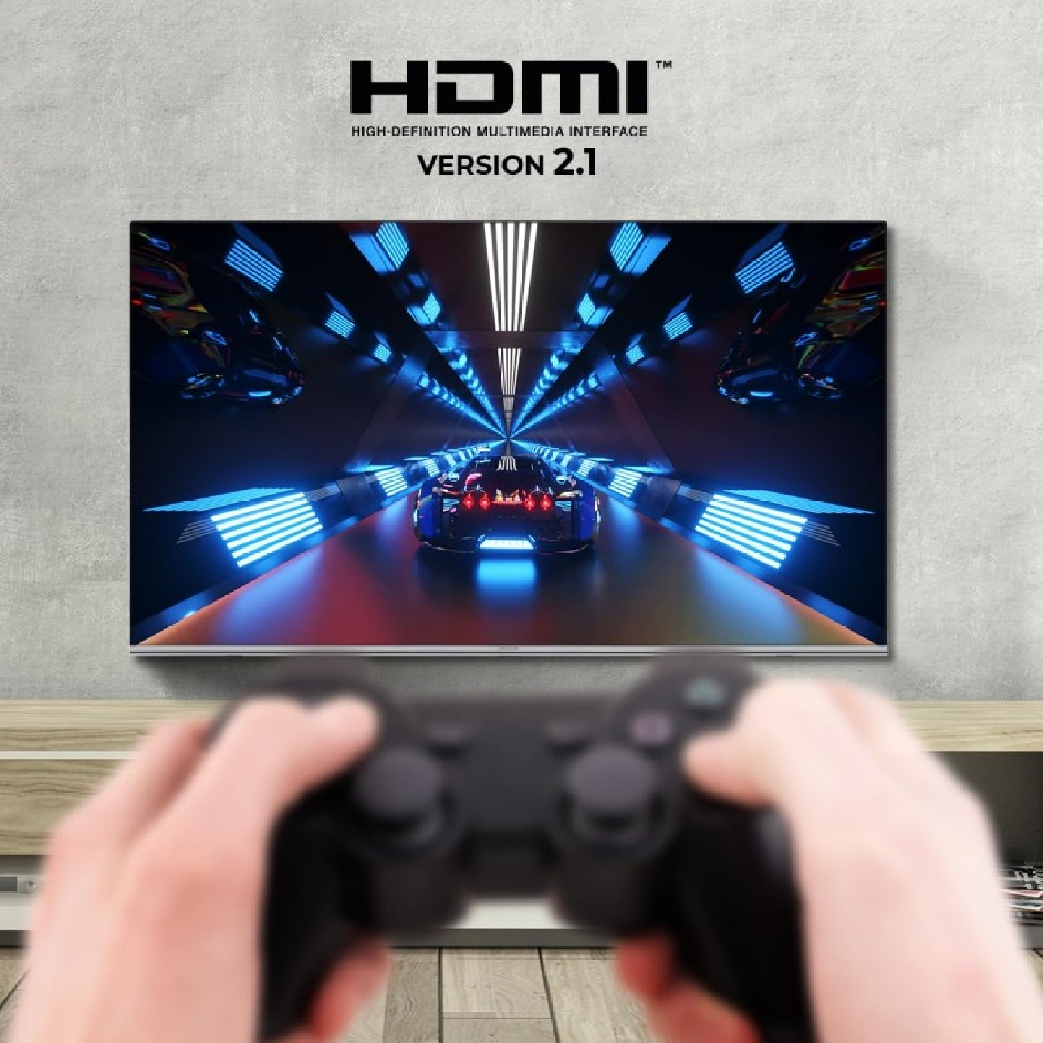 Una persona sostiene un mando de juegos frente a un televisor que muestra un juego de carreras de coches con el logotipo HDMI 2.1.