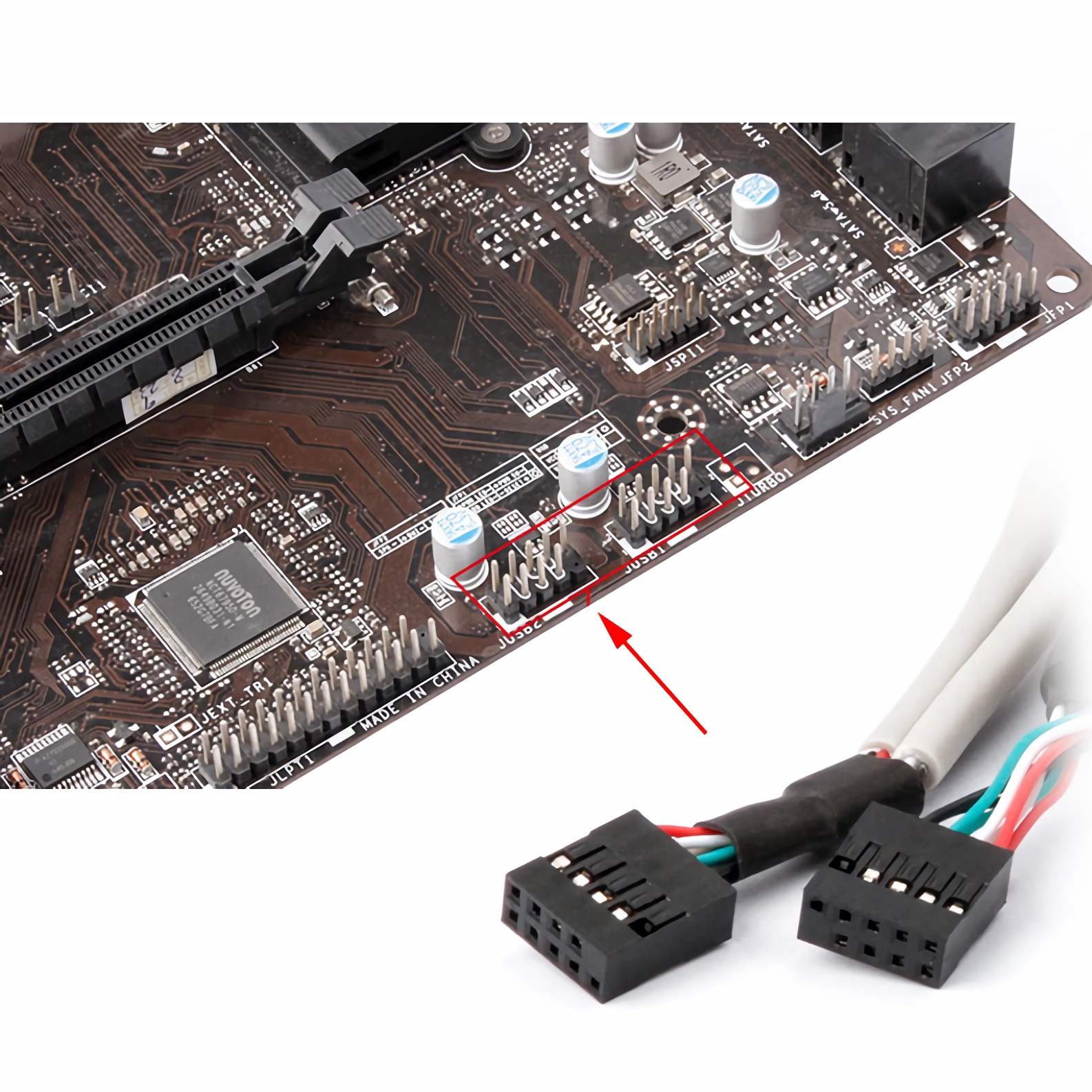 Motherboard-Detail mit Anschlüssen und einem roten Pfeil, der auf einen USB-Anschluss zeigt.