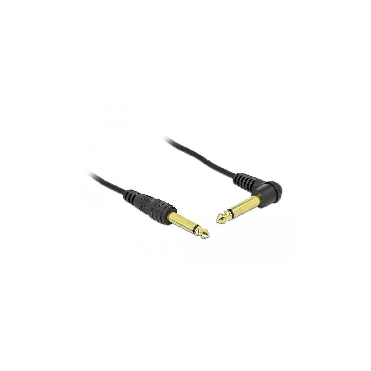 Zwei schwarze Audiokabel mit goldfarbenen Steckern auf weißem Hintergrund.