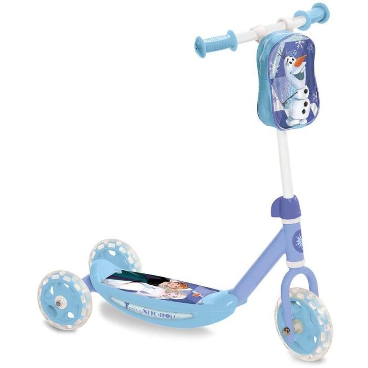 Un monopattino azzurro con tre ruote. Decorato con il tema Frozen. Sfondo bianco.