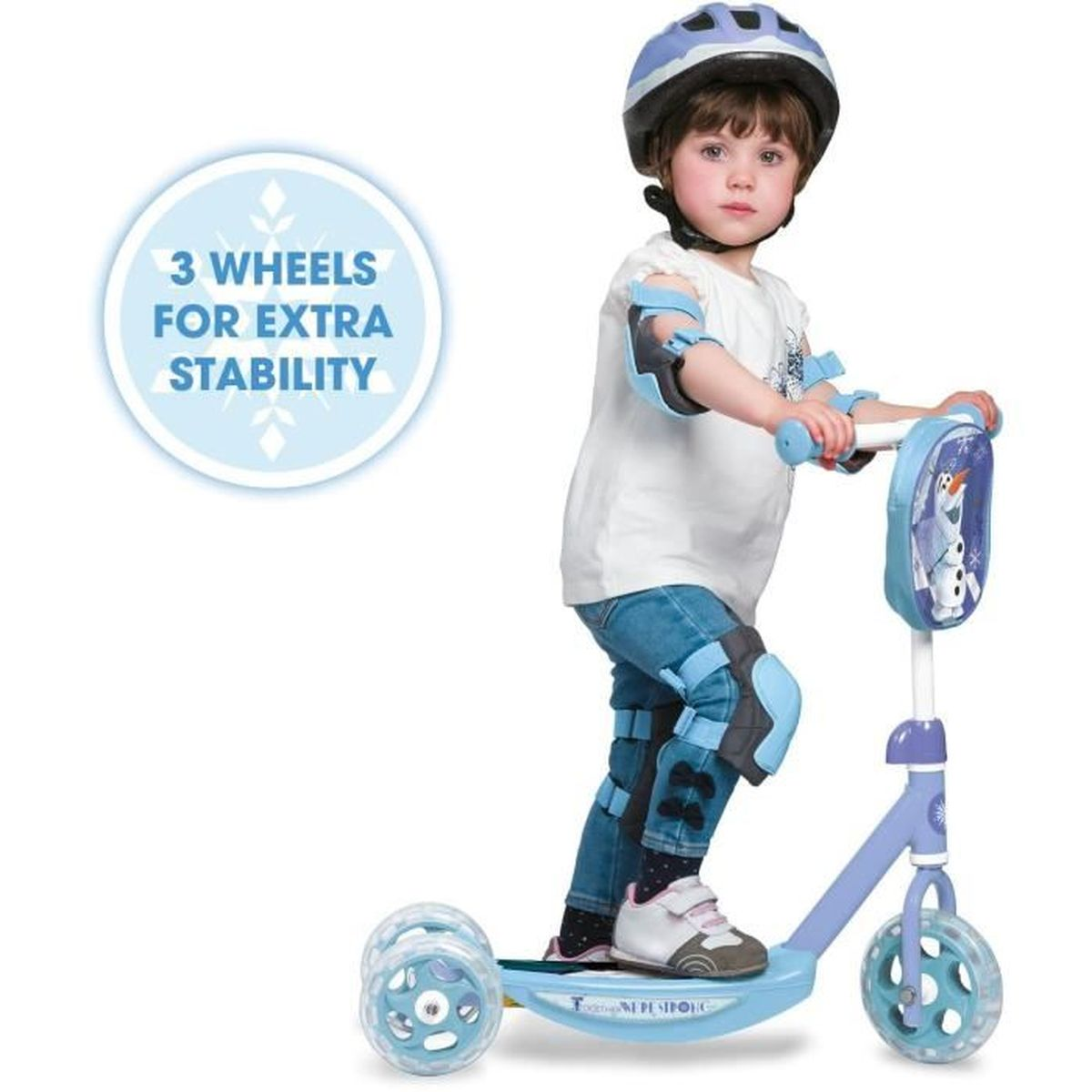 Un bambino piccolo su uno scooter blu, con casco, ginocchiere e gomitiere. Il testo recita '3 ruote'.