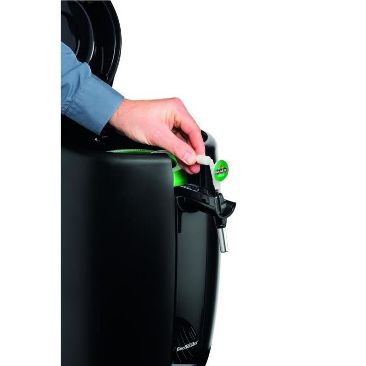 Eine Hand steckt einen weißen Tab in einen schwarzen Bierdispenser. Der Spender hat ein grünes Heineken-Etikett.