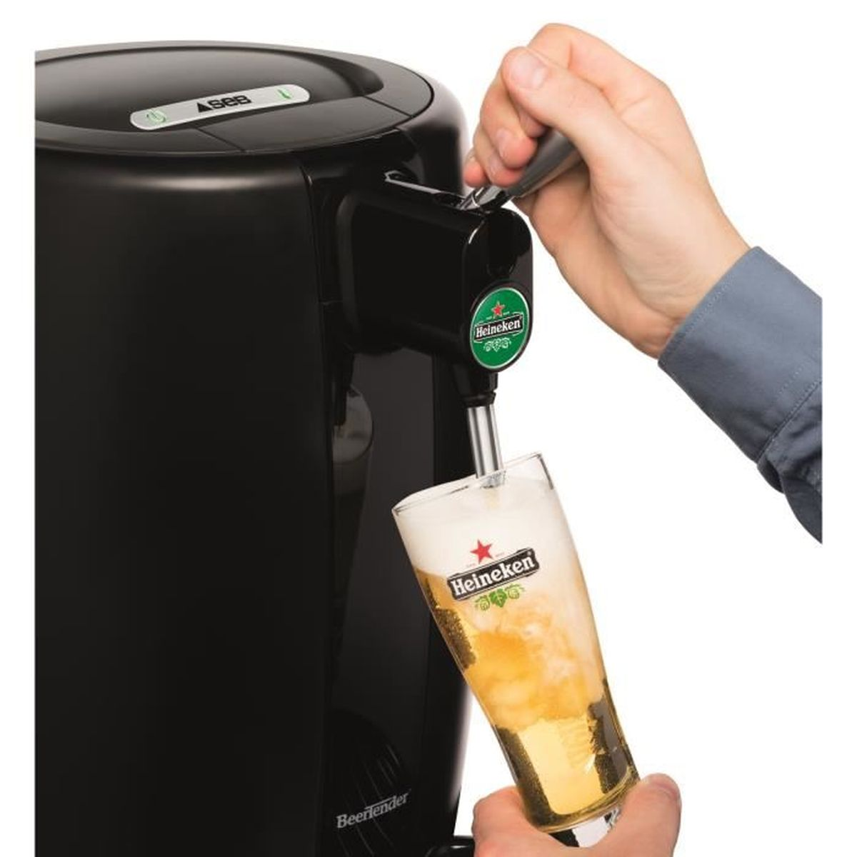 Eine Person gießt Bier aus einem schwarzen Zapfhahn in ein Glas. Auf dem Zapfhahn steht 'Heineken'.