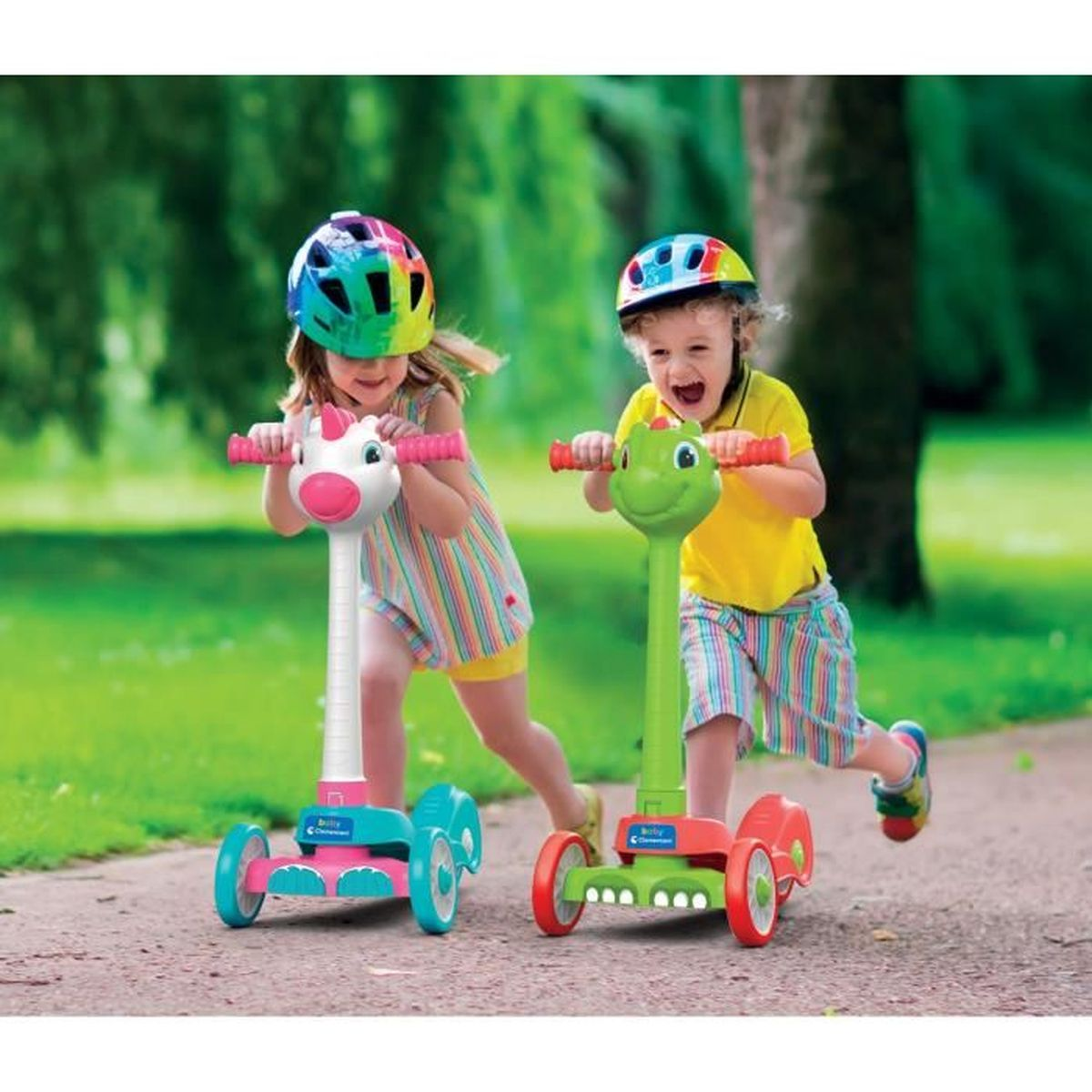 Zwei Kinder auf Rollern mit Tiergesichtern, Helmen und bunten Rollern.