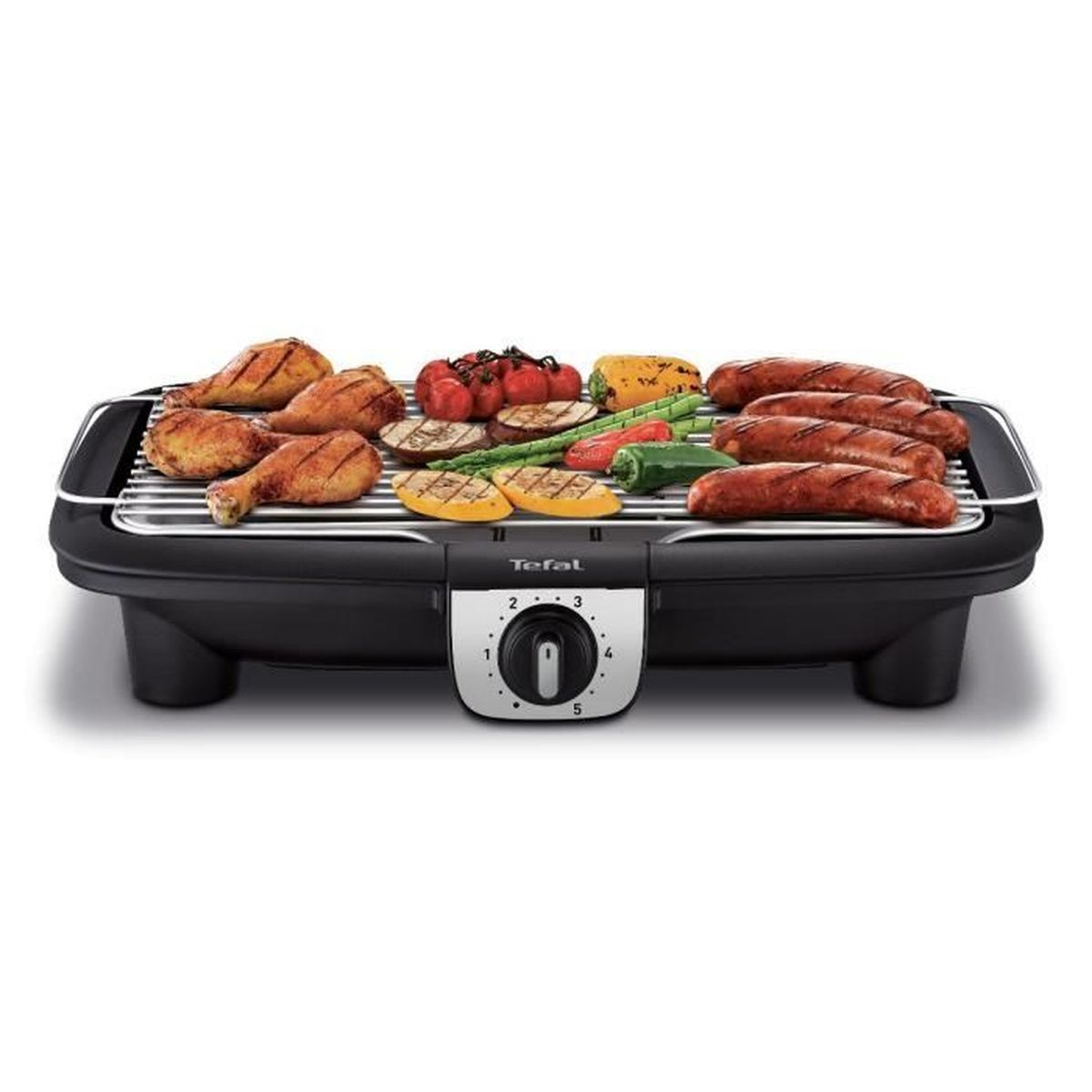 Schwarzer Elektrogrill mit gekochten Speisen. Würstchen, Hähnchen, Tomaten und Gemüse liegen auf dem Grill.