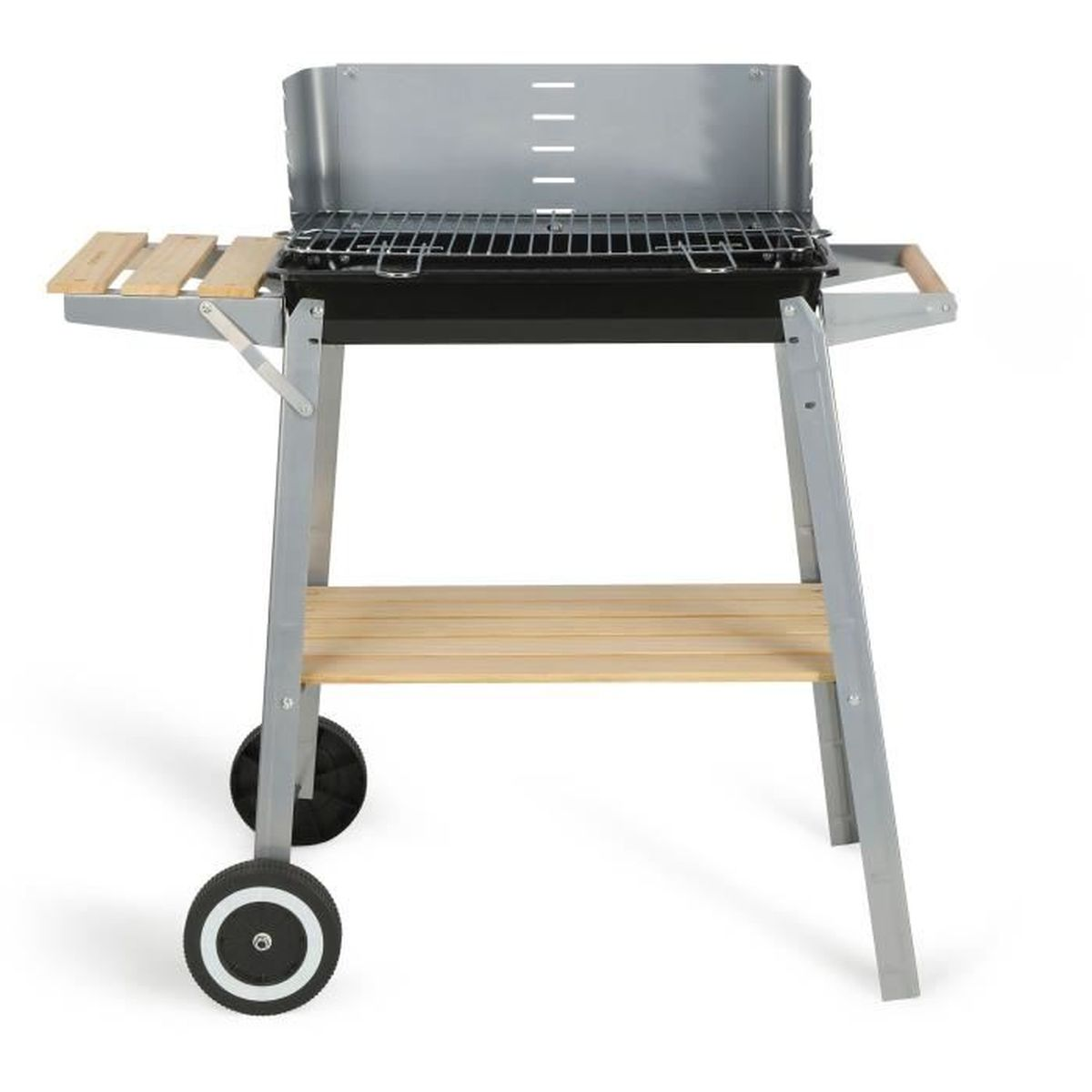 Ein Metallgrill mit einem hölzernen Beistelltisch und einem unteren Holzregal. Er hat Räder.