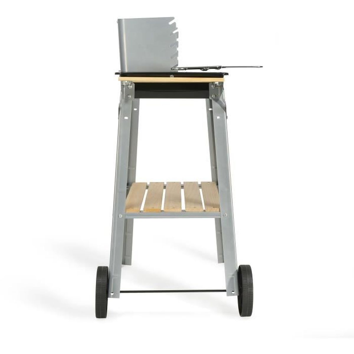 Ein Grill mit einem Holzregal vor weißem Hintergrund.
