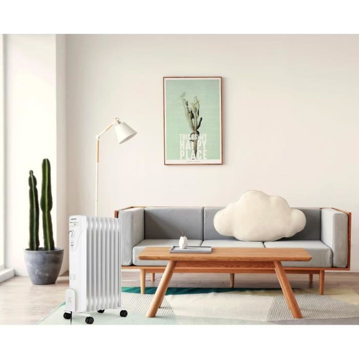 Wohnzimmer mit Heizung, Kaktus, Couch, Holztisch, Kunst und einem wolkenförmigen Kissen.