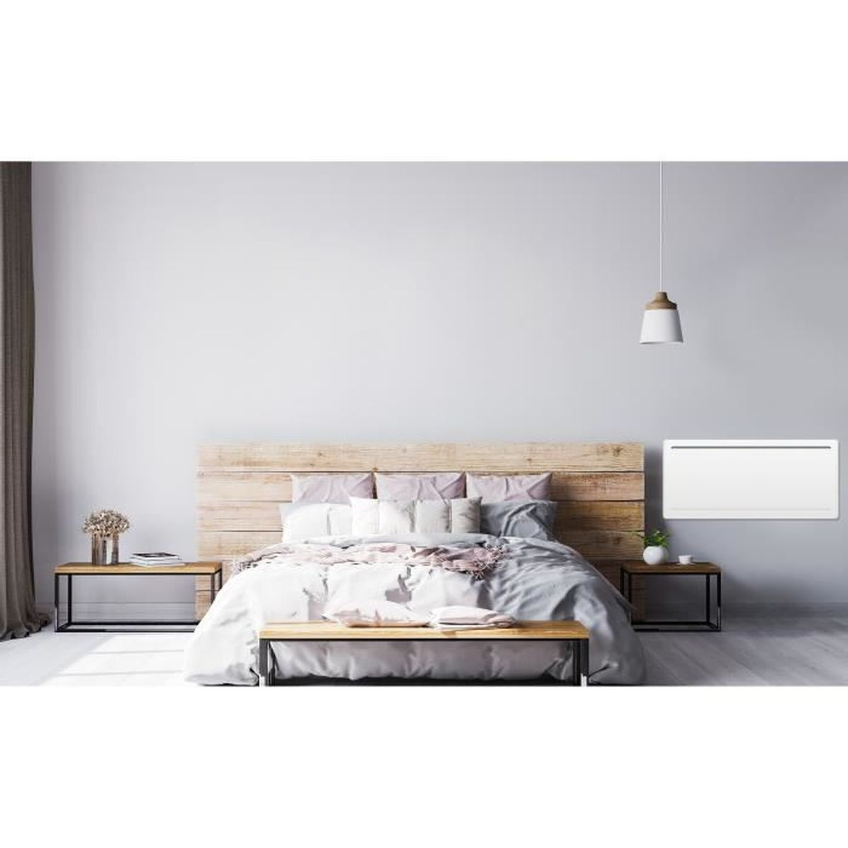 Schlafzimmer, Bett mit Blumendekoration, Holz-Kopfteil, zwei Nachttische und eine Pendelleuchte.