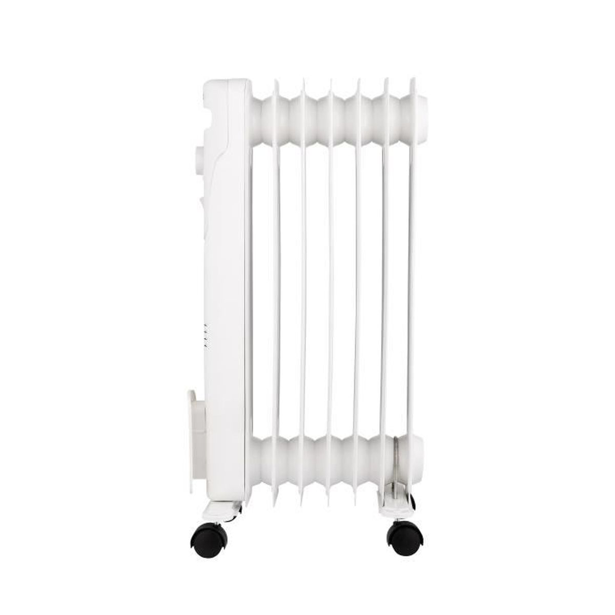 Radiatore a olio bianco su sfondo bianco. Ha alette verticali e ruote nella parte inferiore.