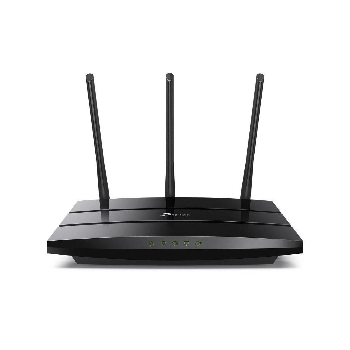 Ein schwarzer TP-Link-Router mit drei Antennen, auf weißem Hintergrund stehend.