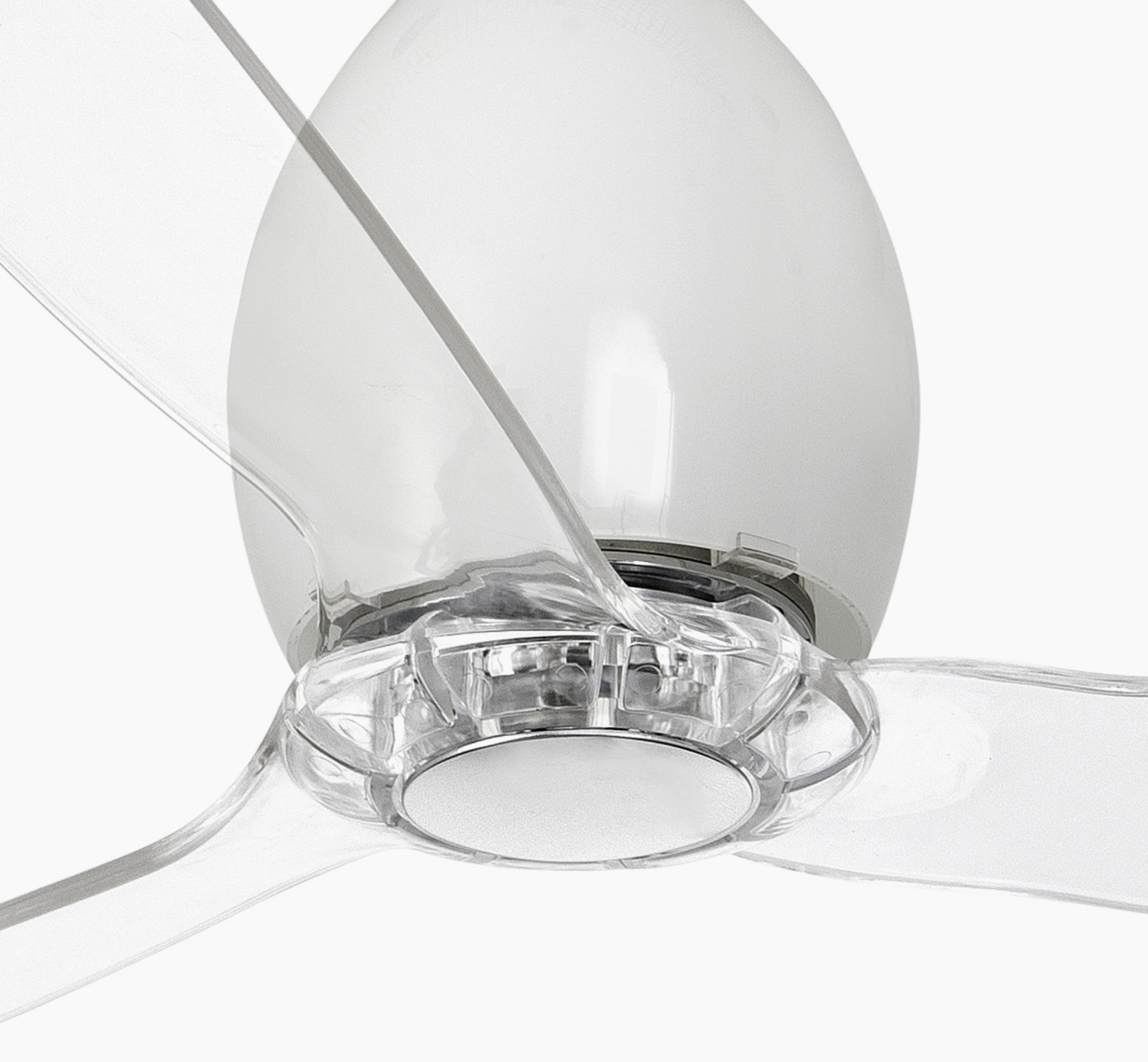 Nahaufnahme eines transparenten Deckenventilators mit drei Flügeln.