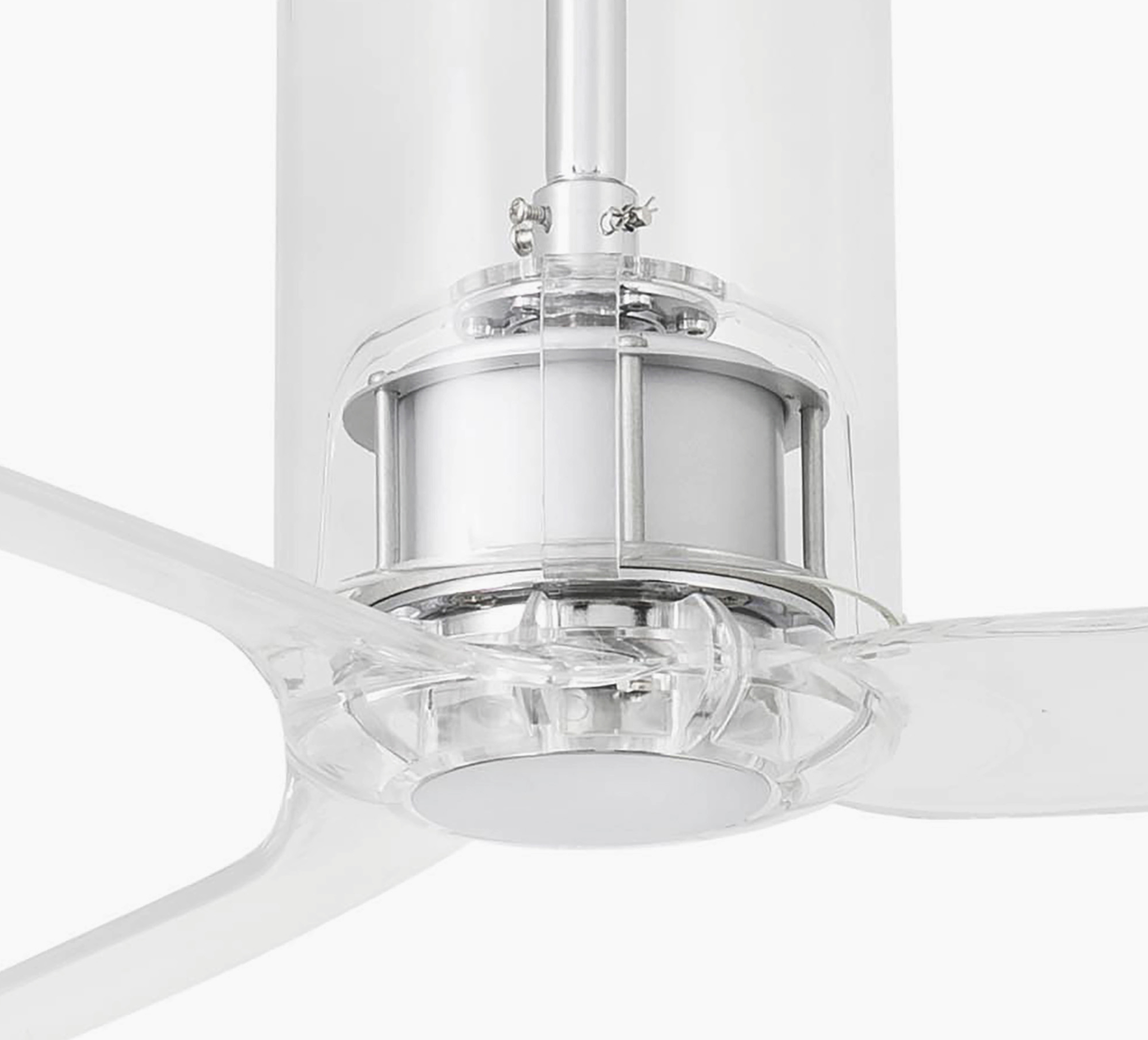 Ein transparenter Deckenventilator mit drei Flügeln und weißem Licht, Nahaufnahme.