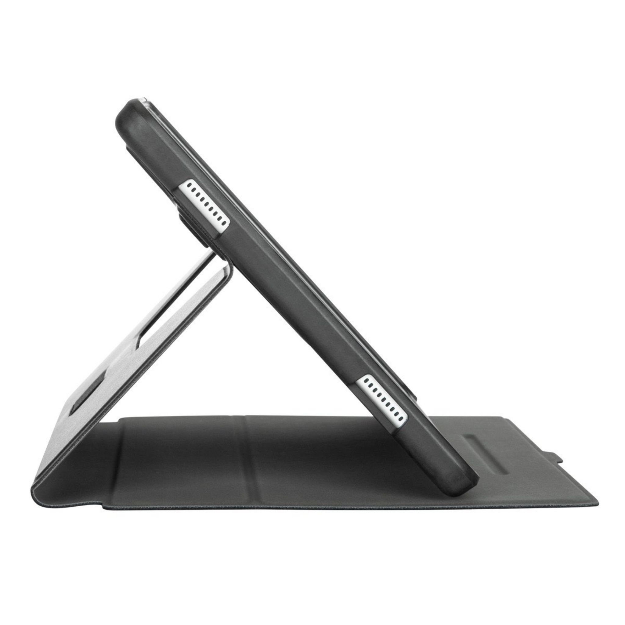 Ein iPad in einem schwarzen Gehäuse, seitlich abgewinkelt. Das Gehäuse befindet sich auf einer weißen Oberfläche.