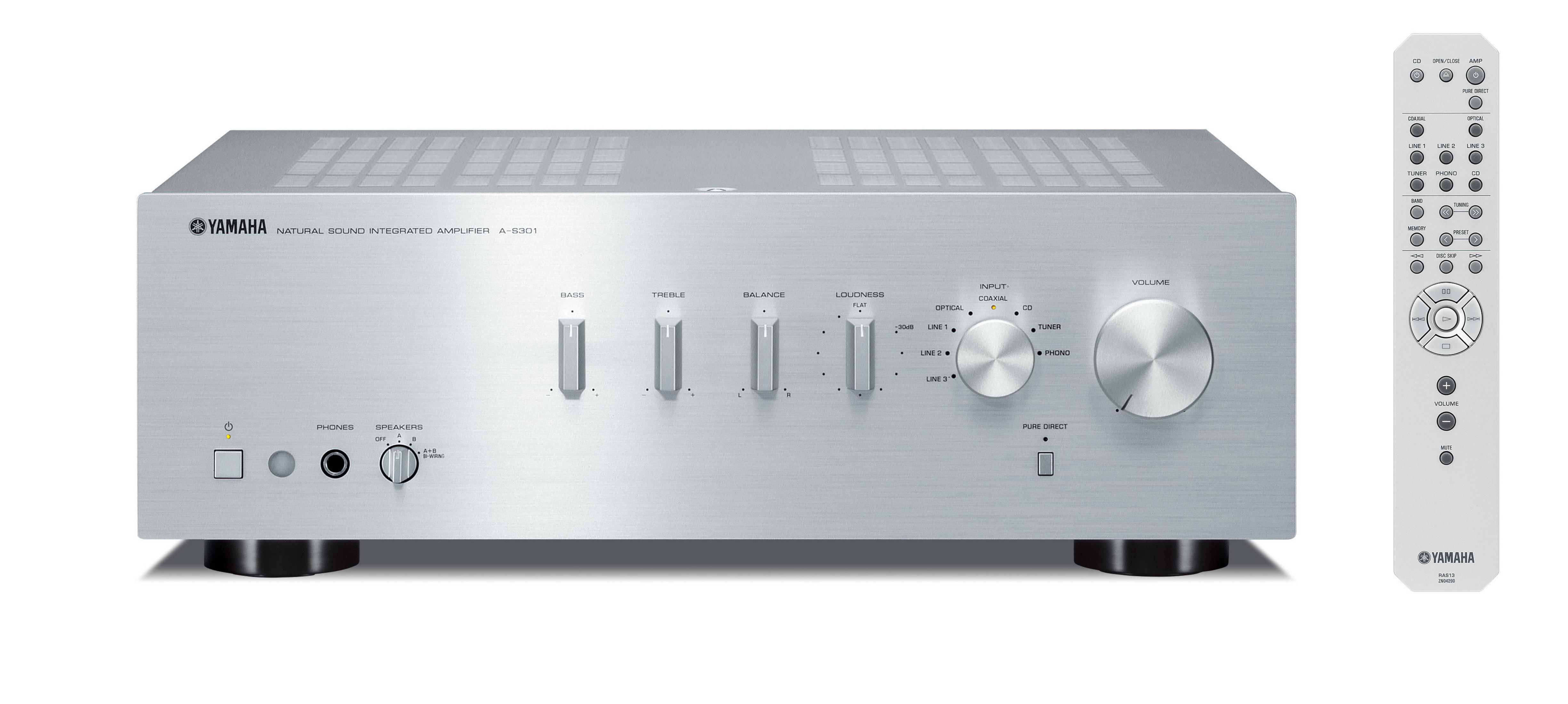 Gümüş Yamaha amplifikatör, uzaktan kumandasıyla. Düğmeler, tuşlar ve bir ekran. Beyaz zemin.