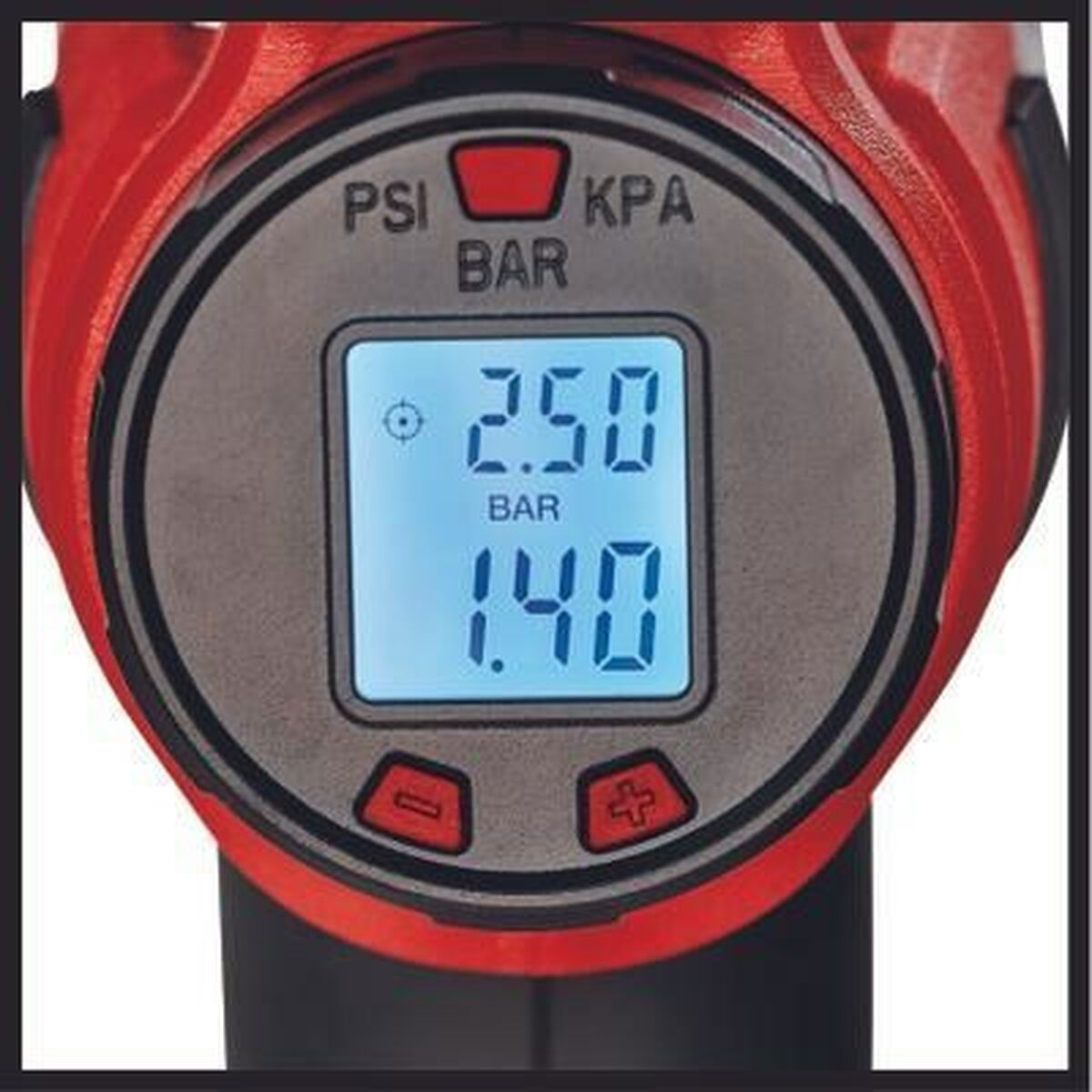 Manometro digitale per pneumatici che mostra 2,50 BAR e 1,40. Il manometro è rosso e grigio.