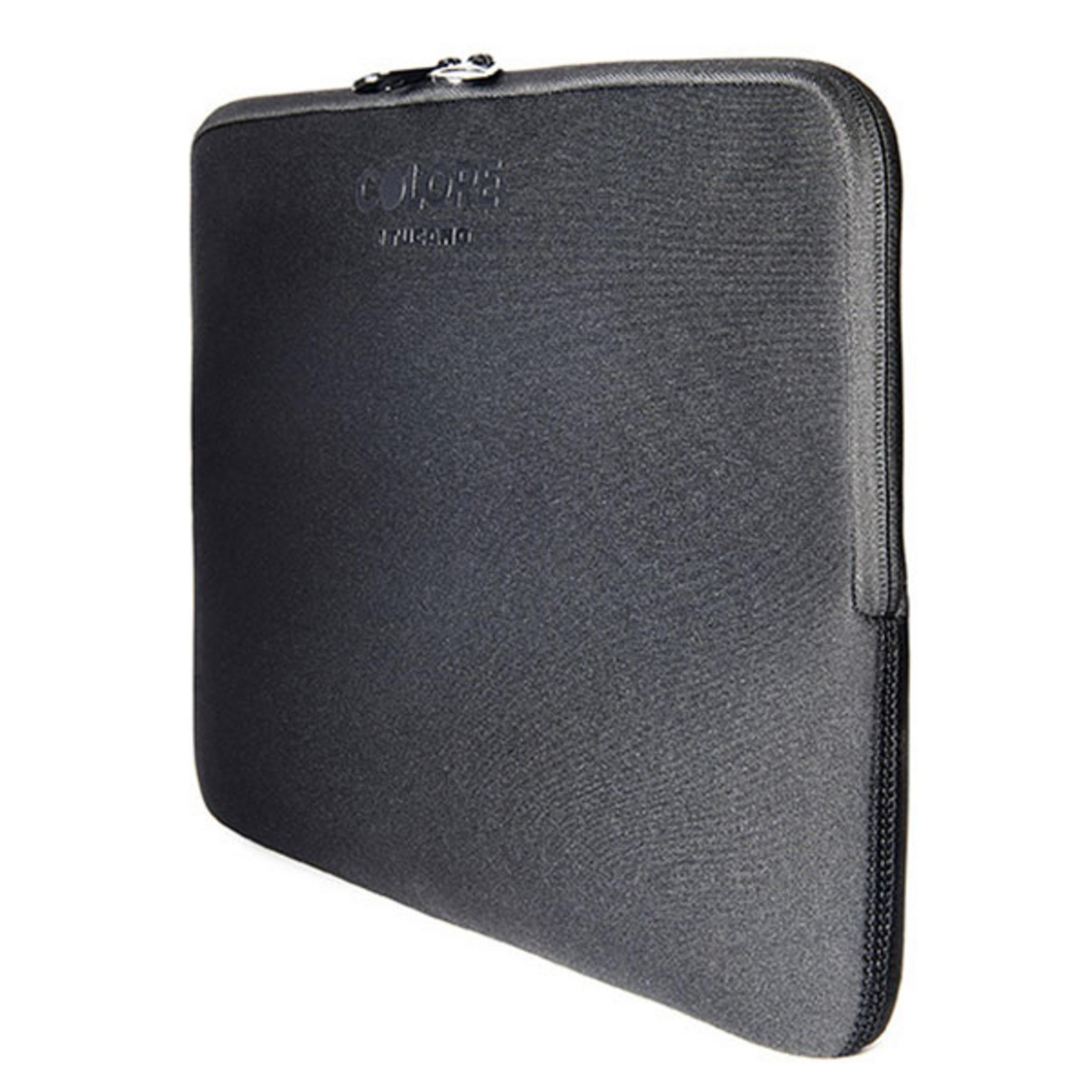 Eine schwarze Laptoptasche mit der Marke 'tucano' vor weißem Hintergrund.